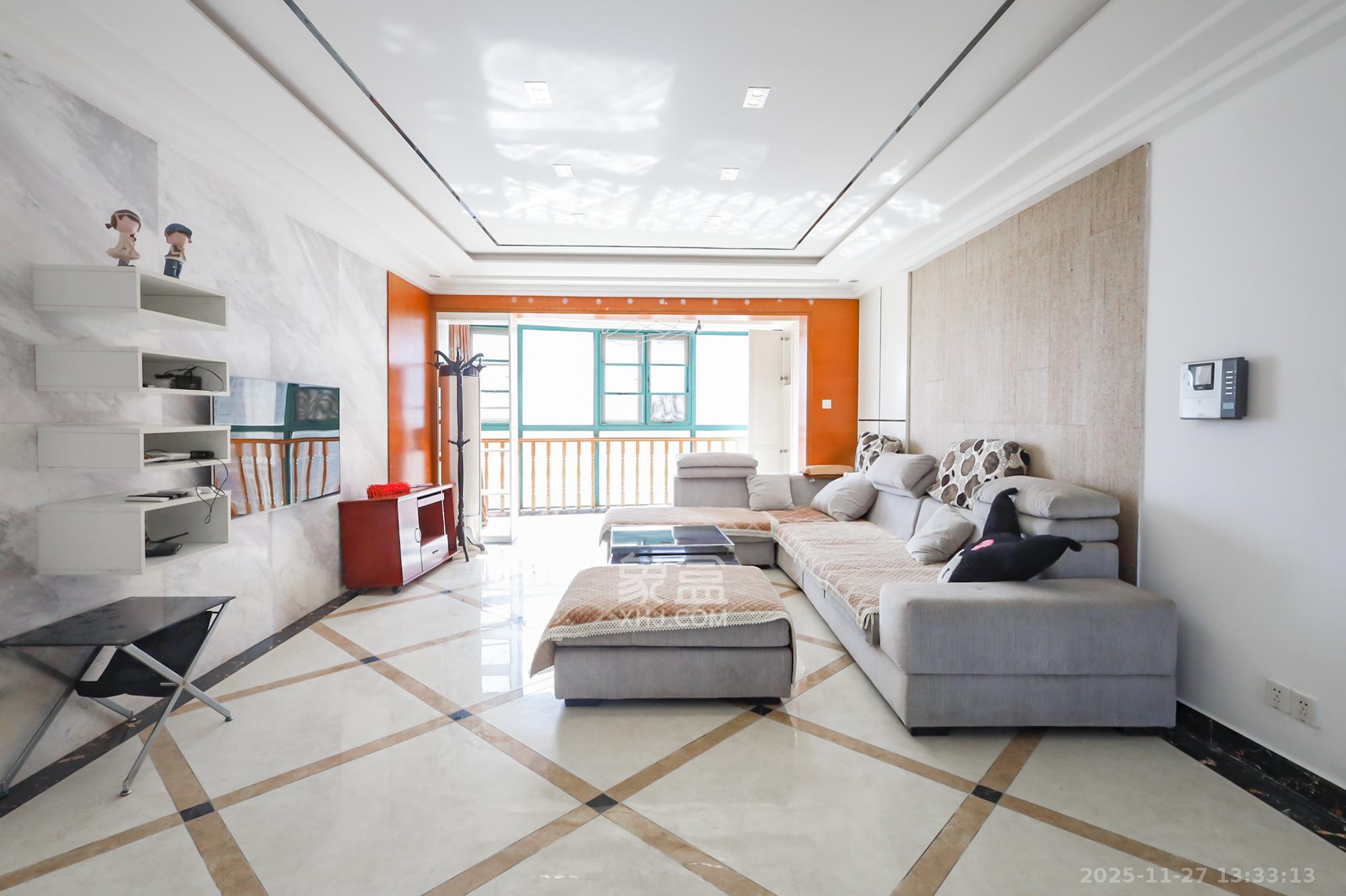 滨江金座 3室2厅2卫 140.0万 滨江金座 3室2厅2卫 140.0万客厅