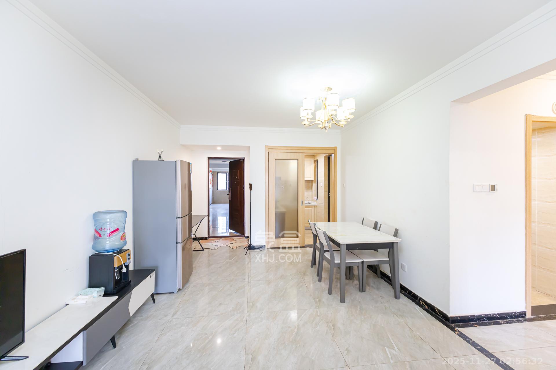 万润滨江天著  3室2厅2卫    106.0万客厅