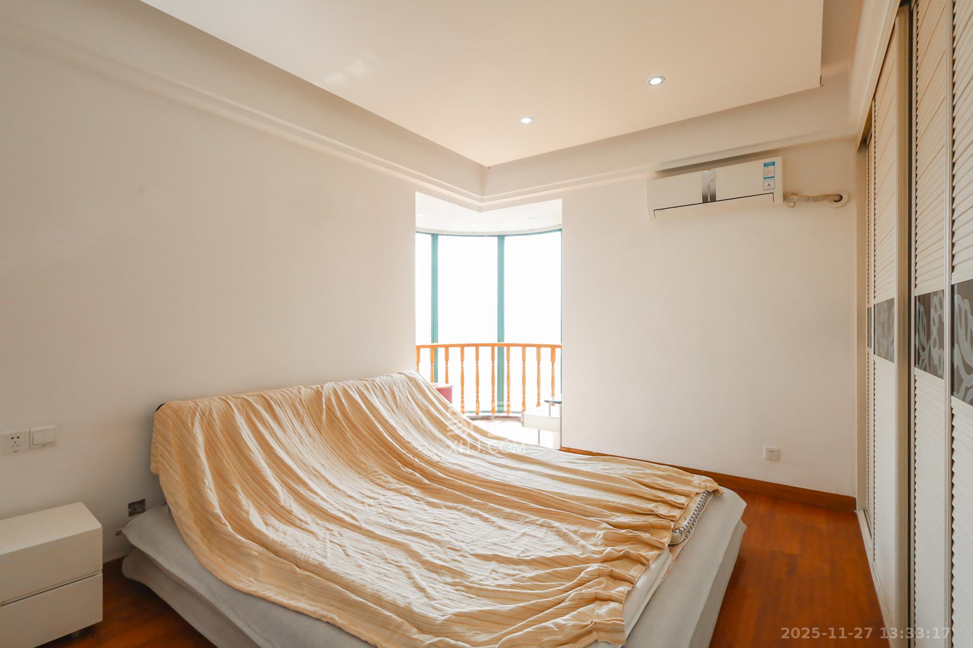 滨江金座 3室2厅2卫 140.0万 滨江金座 3室2厅2卫 140.0万卧室