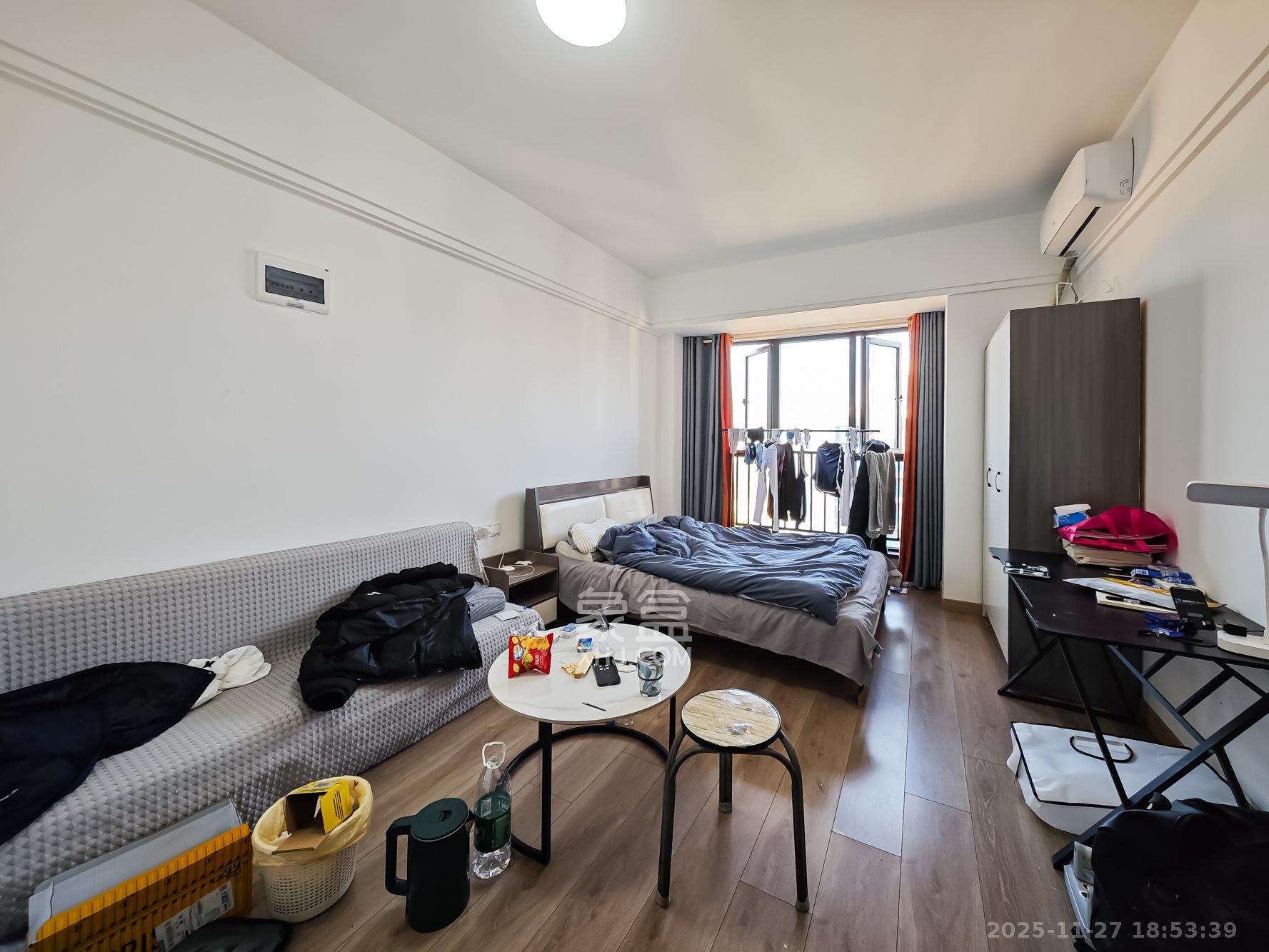 新城和樾(新城和樾公馆) 1室1厅1卫 20.0万 新城和樾(新城和樾公馆) 1室1厅1卫 20.0万客厅