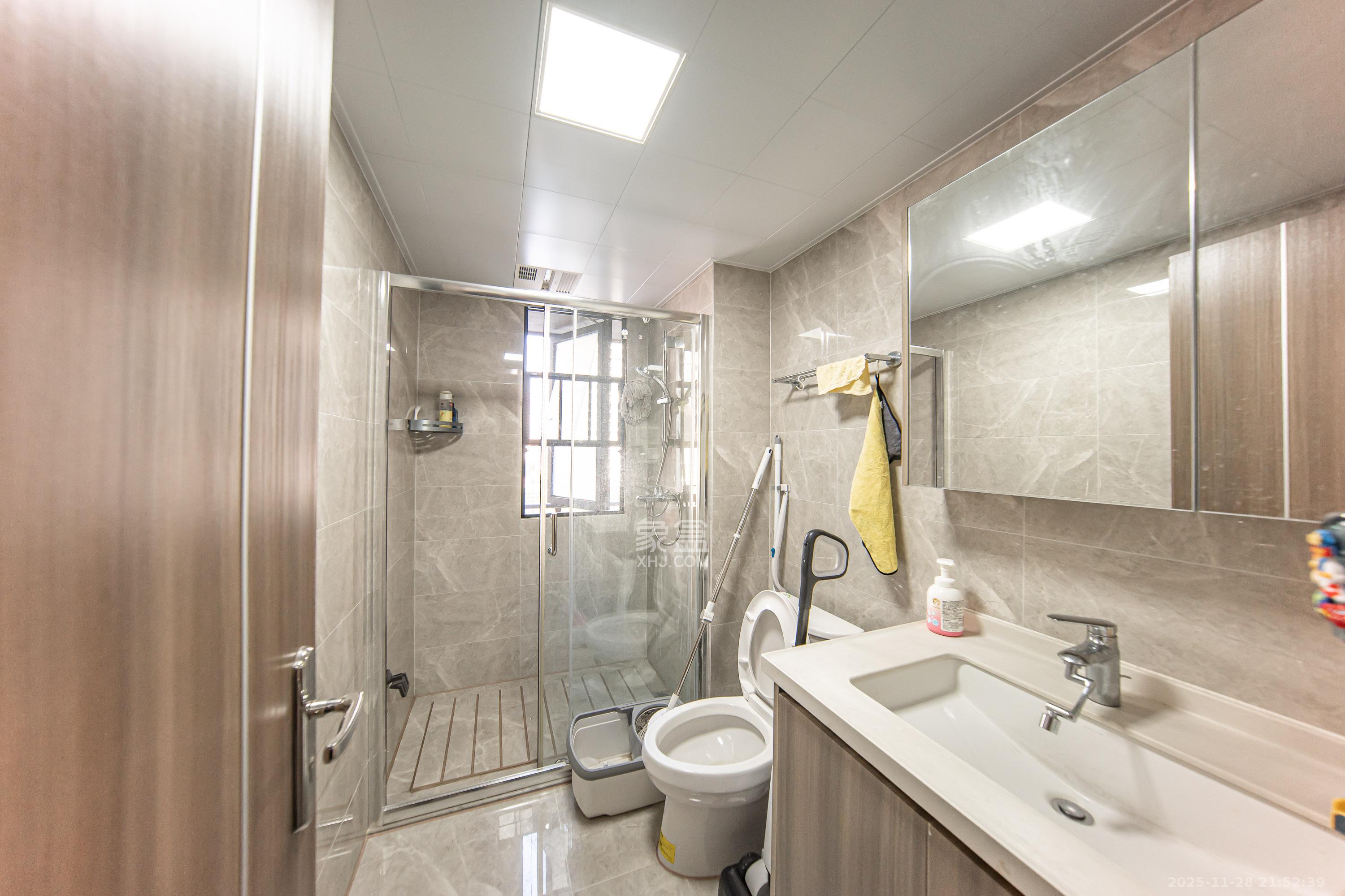 中海阅麓山一期  4室2厅2卫    228.0万卫生间