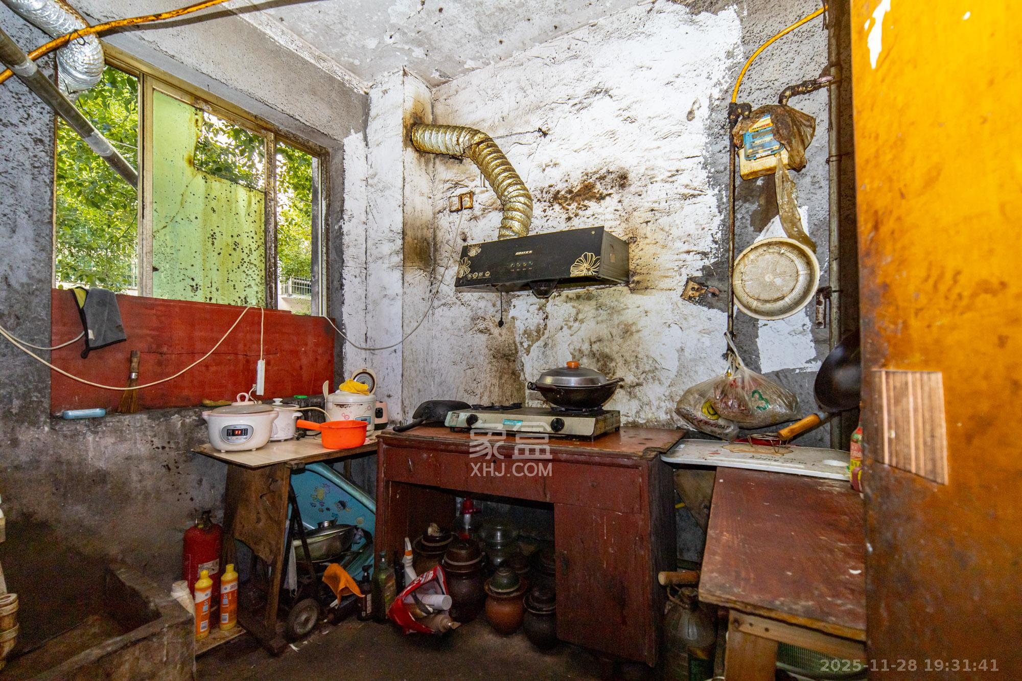 中南汽车世界 3室2厅2卫 45.0万 中南汽车世界 3室2厅2卫 45.0万厨房