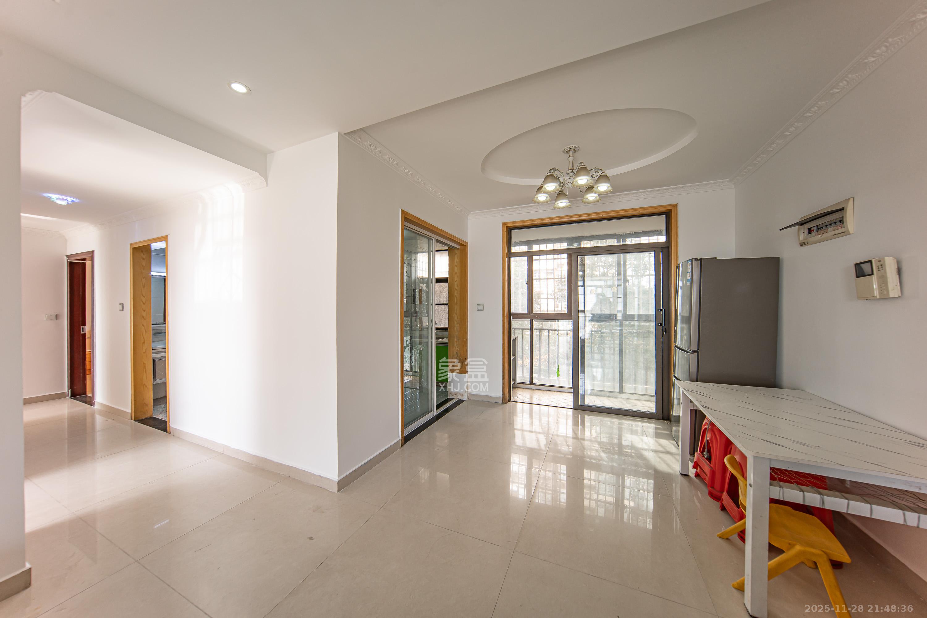 卓越麓山别墅(麓山峰境产权麓山花苑) 3室2厅1卫 48.0万 卓越麓山别墅(麓山峰境产权麓山花苑) 3室2厅1卫 48.0万客厅