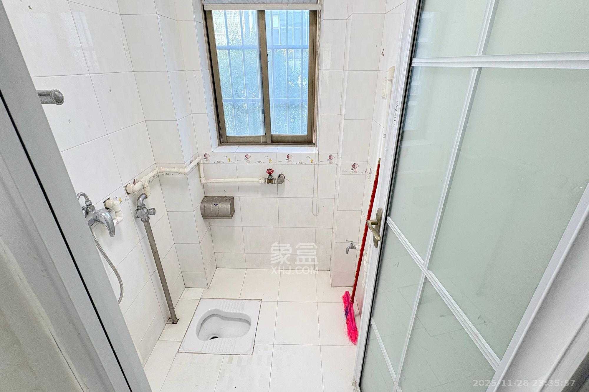 东南明苑  3室0厅0卫    128.0万卫生间