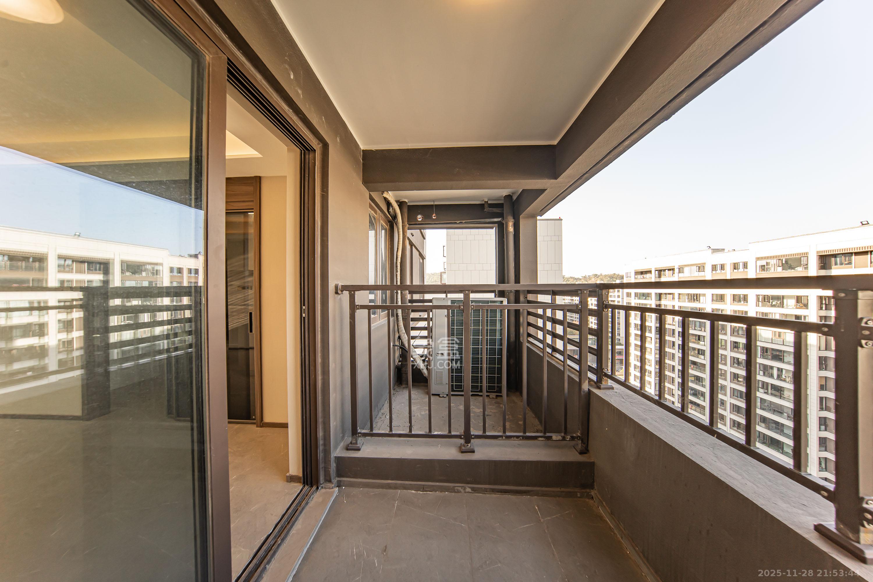 龙湖江与城  4室2厅2卫    159.0万阳台