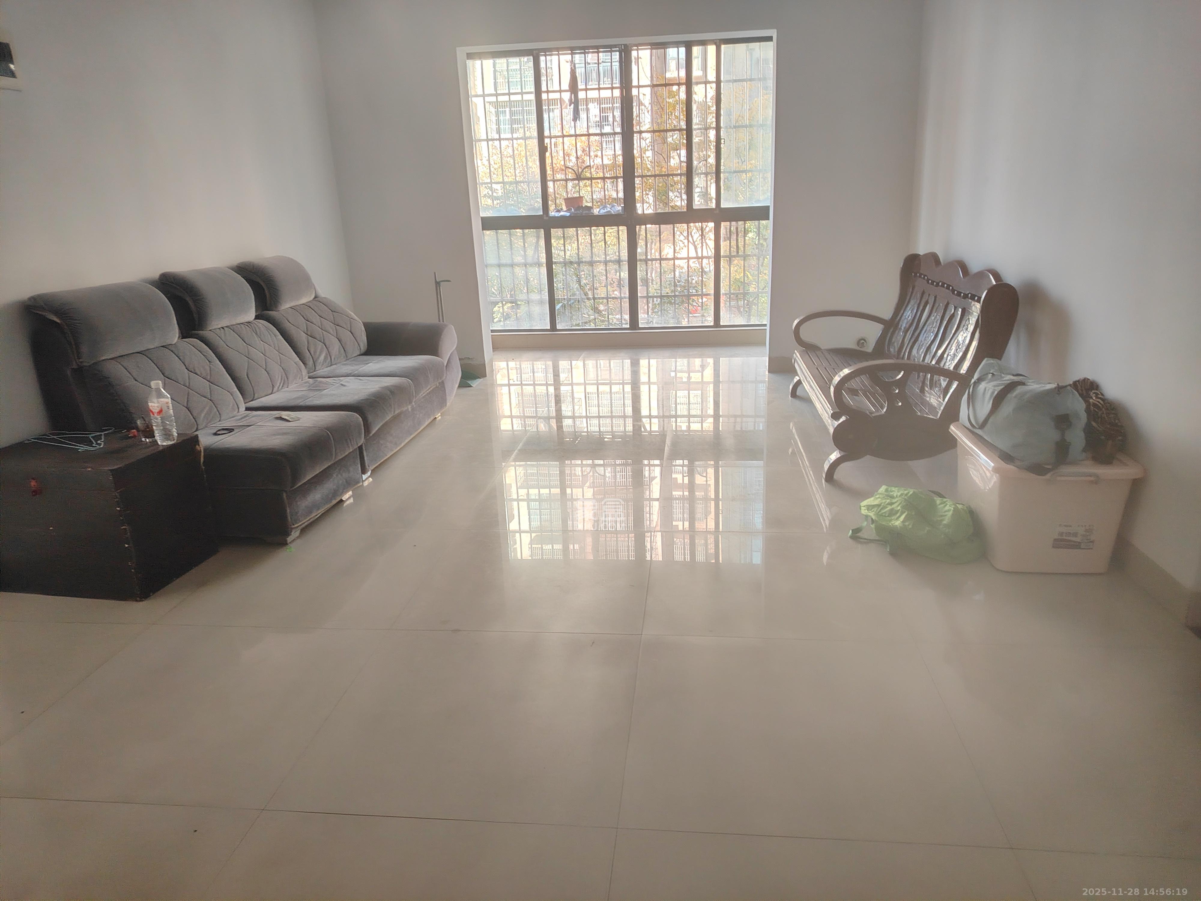 岳华嘉园  3室2厅2卫    2000.0元/月