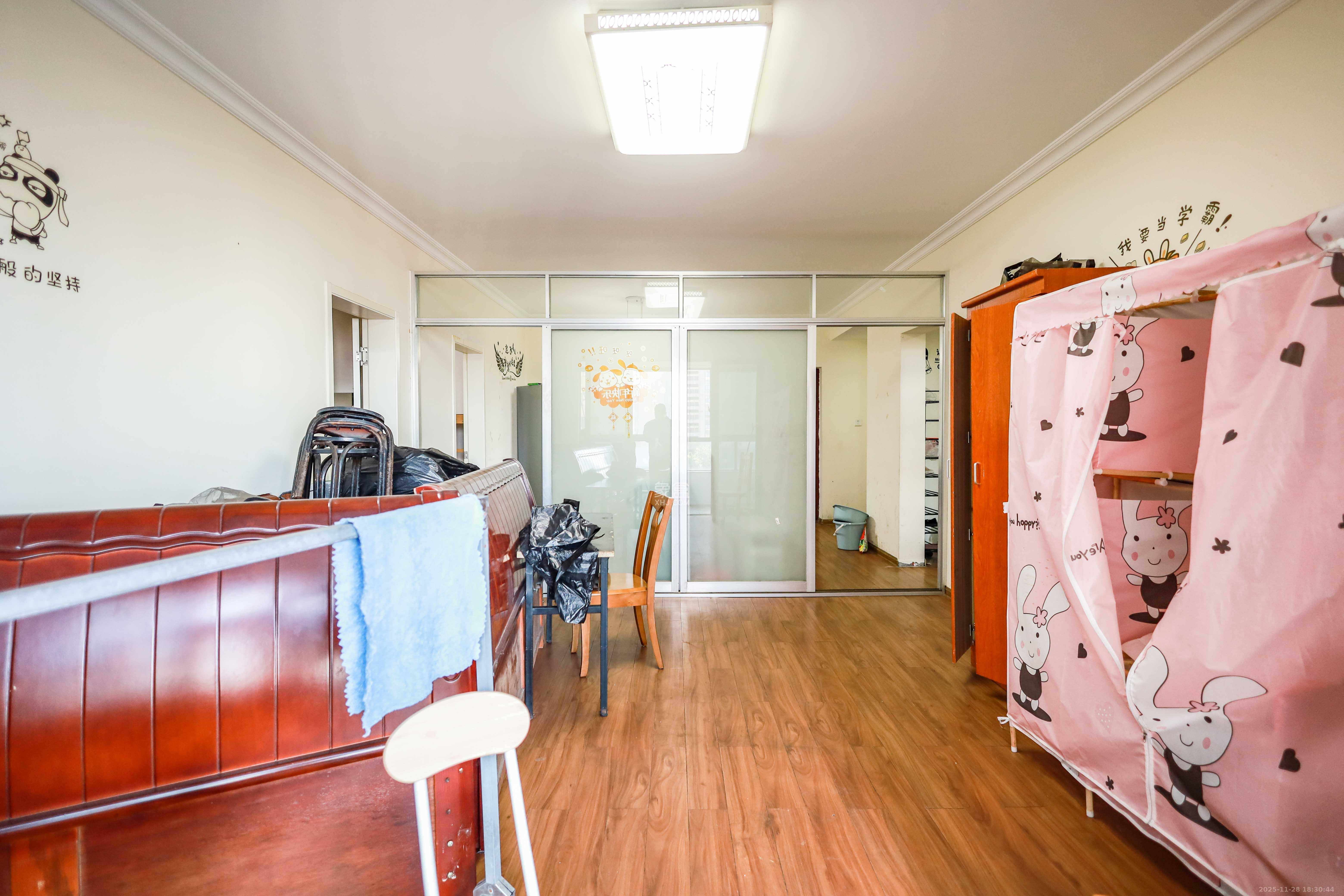 长房时代城  3室2厅2卫    105.0万客厅