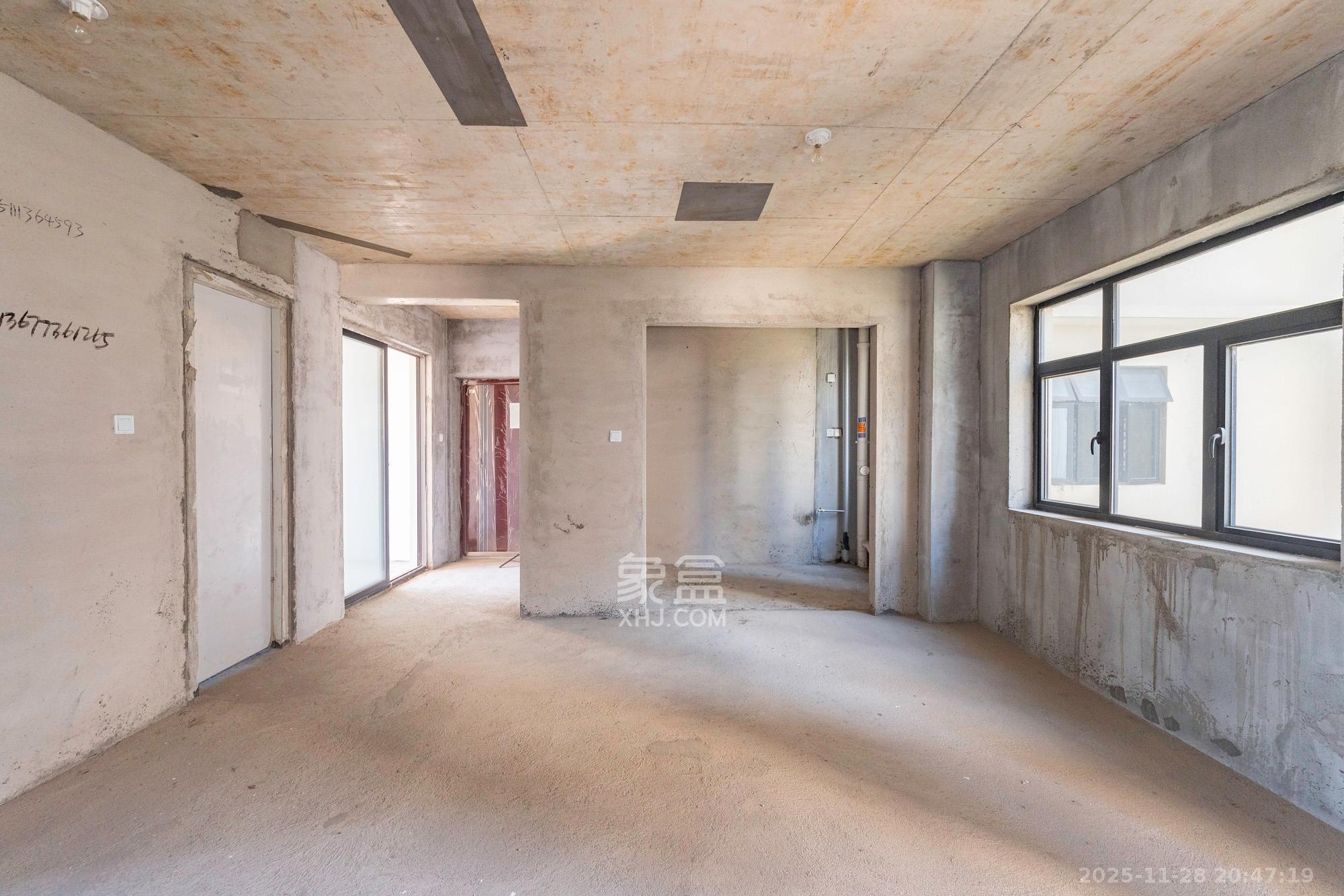 盛地东方芯府  4室2厅2卫    65.0万客厅