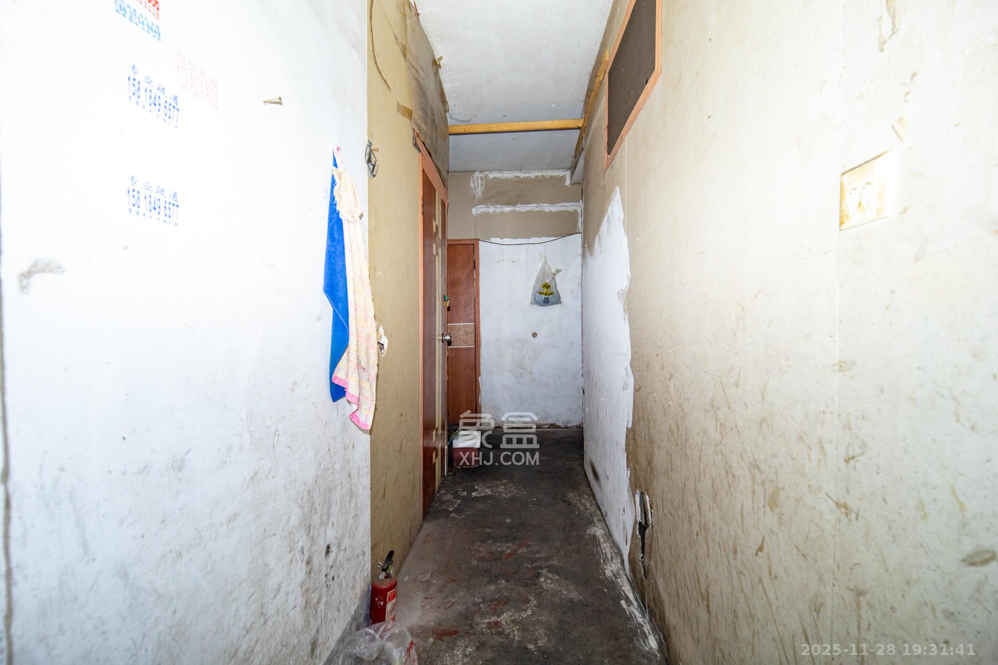 中南汽车世界 3室2厅2卫 45.0万 中南汽车世界 3室2厅2卫 45.0万客厅