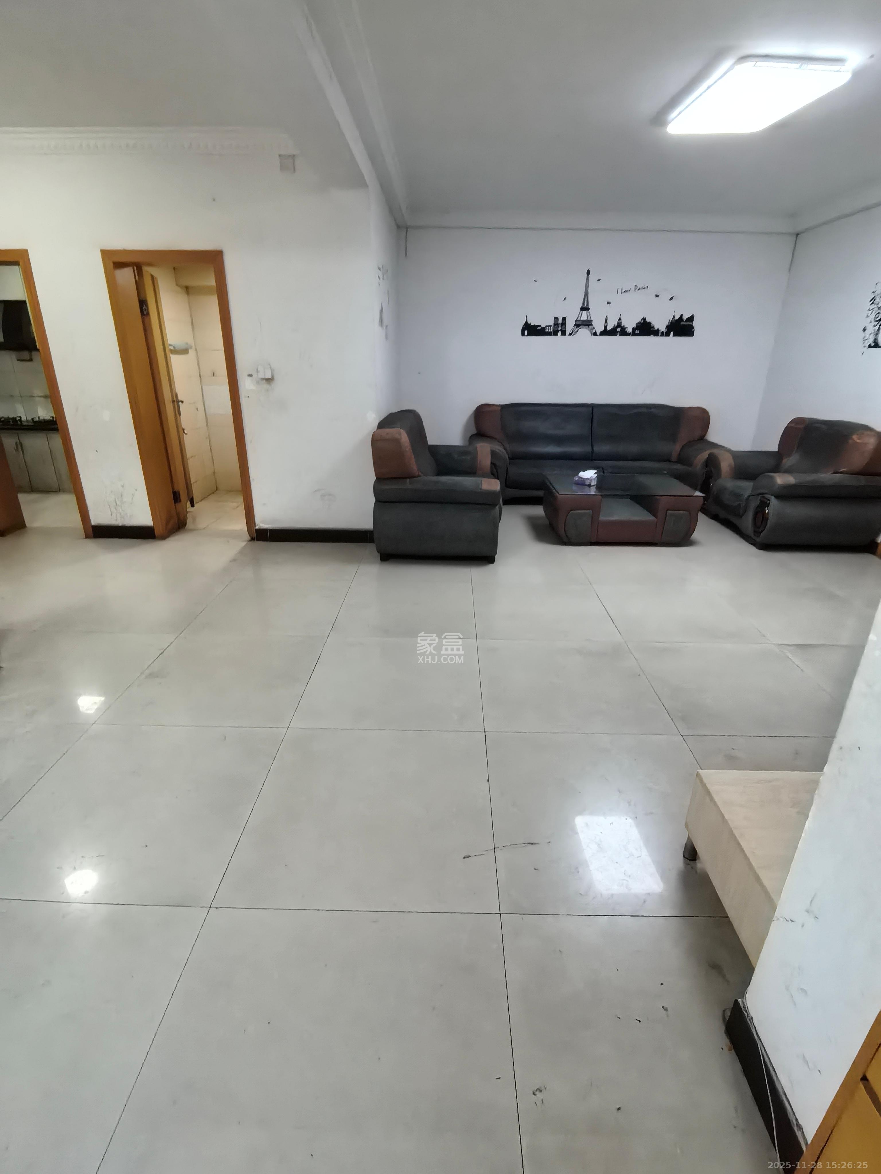 中南汽车世界  3室2厅1卫    1300.0元/月