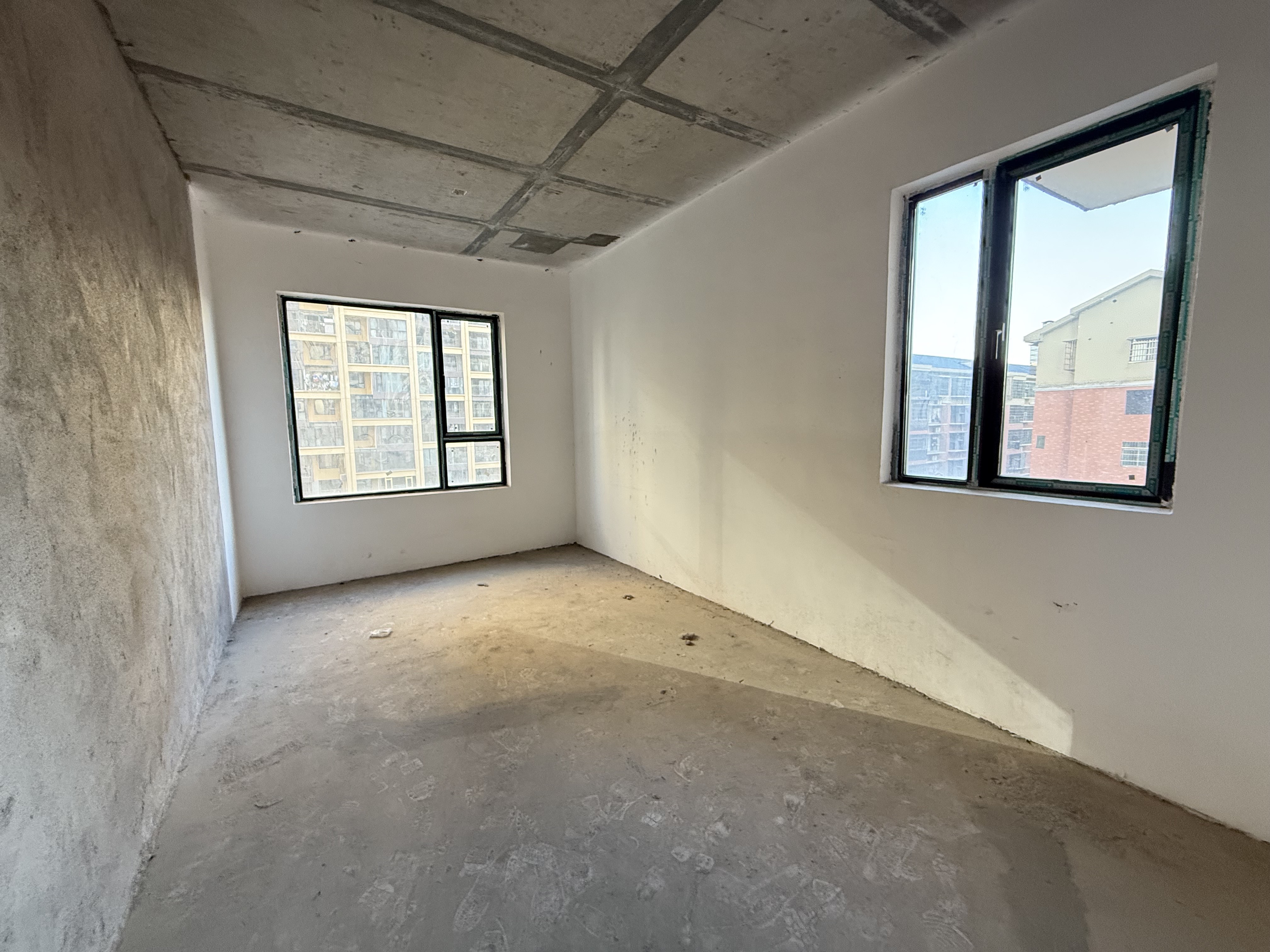 融冠蜜城  4室2厅2卫    80.0万客厅