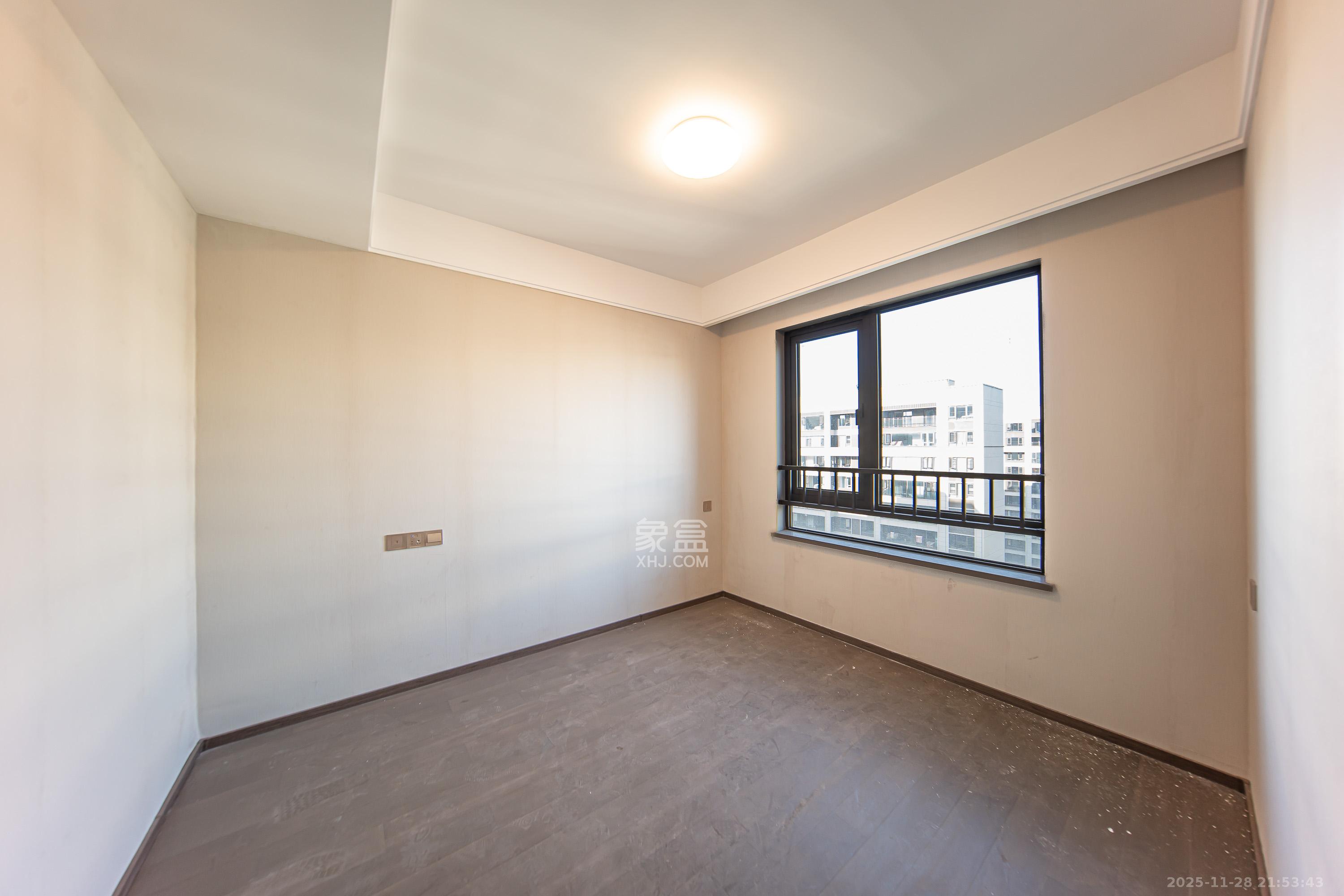 龙湖江与城  4室2厅2卫    159.0万卧室