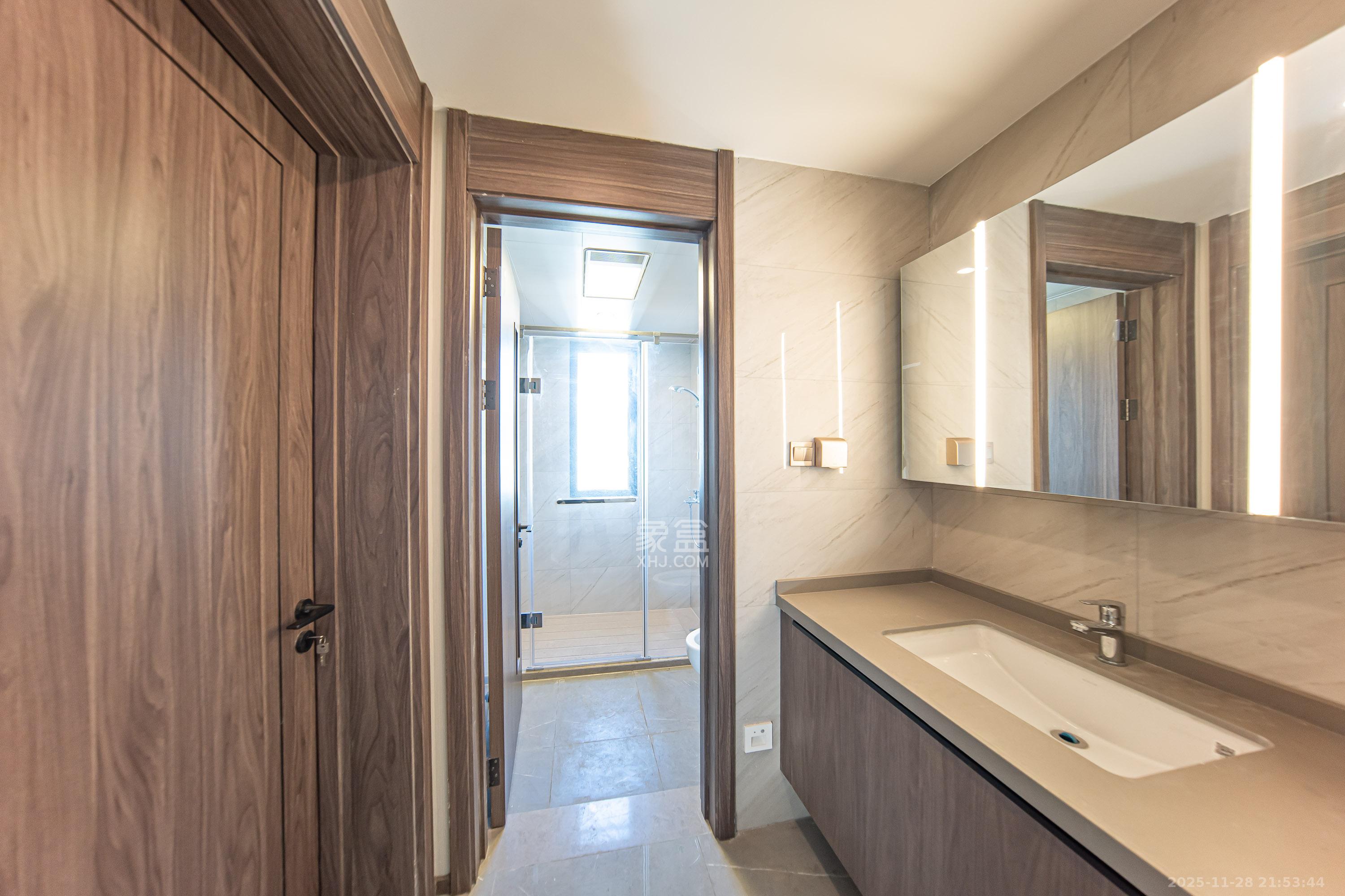 龙湖江与城  4室2厅2卫    159.0万卫生间