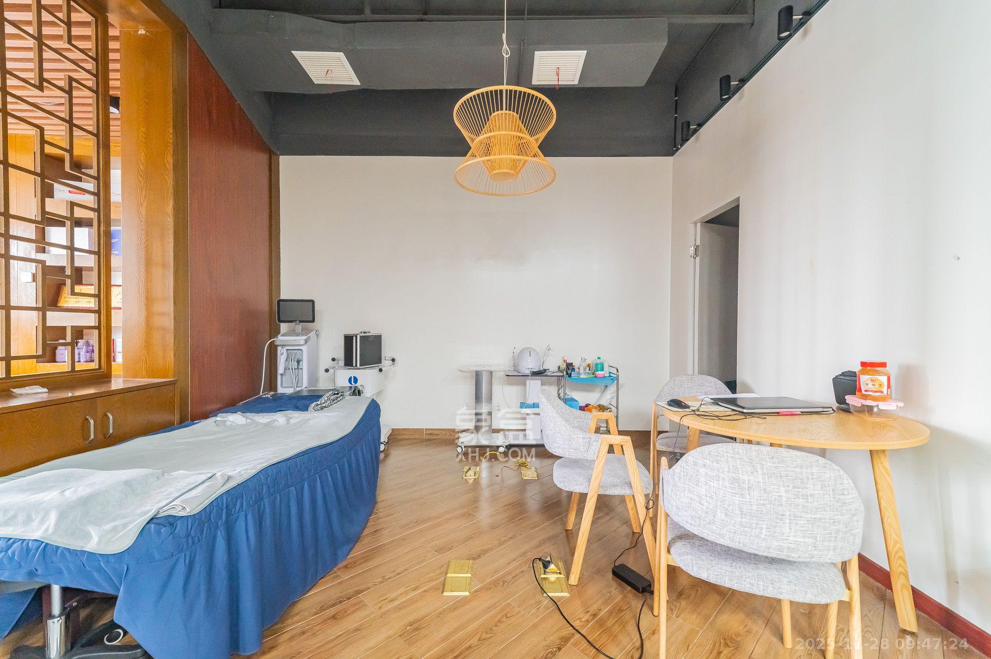 华润置地广场一期   131.0㎡      5300.0元/月室内图