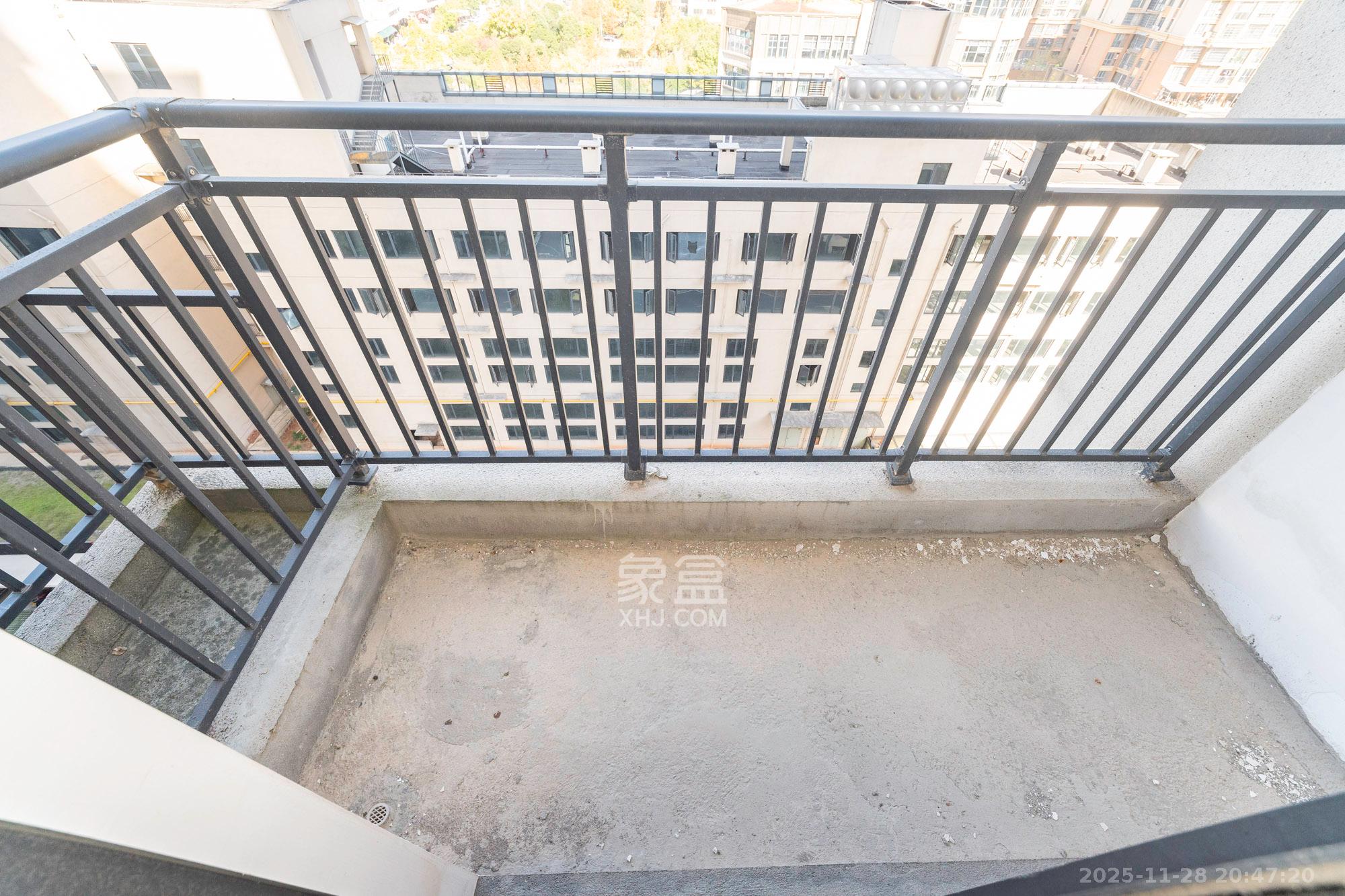 盛地东方芯府  4室2厅2卫    65.0万阳台