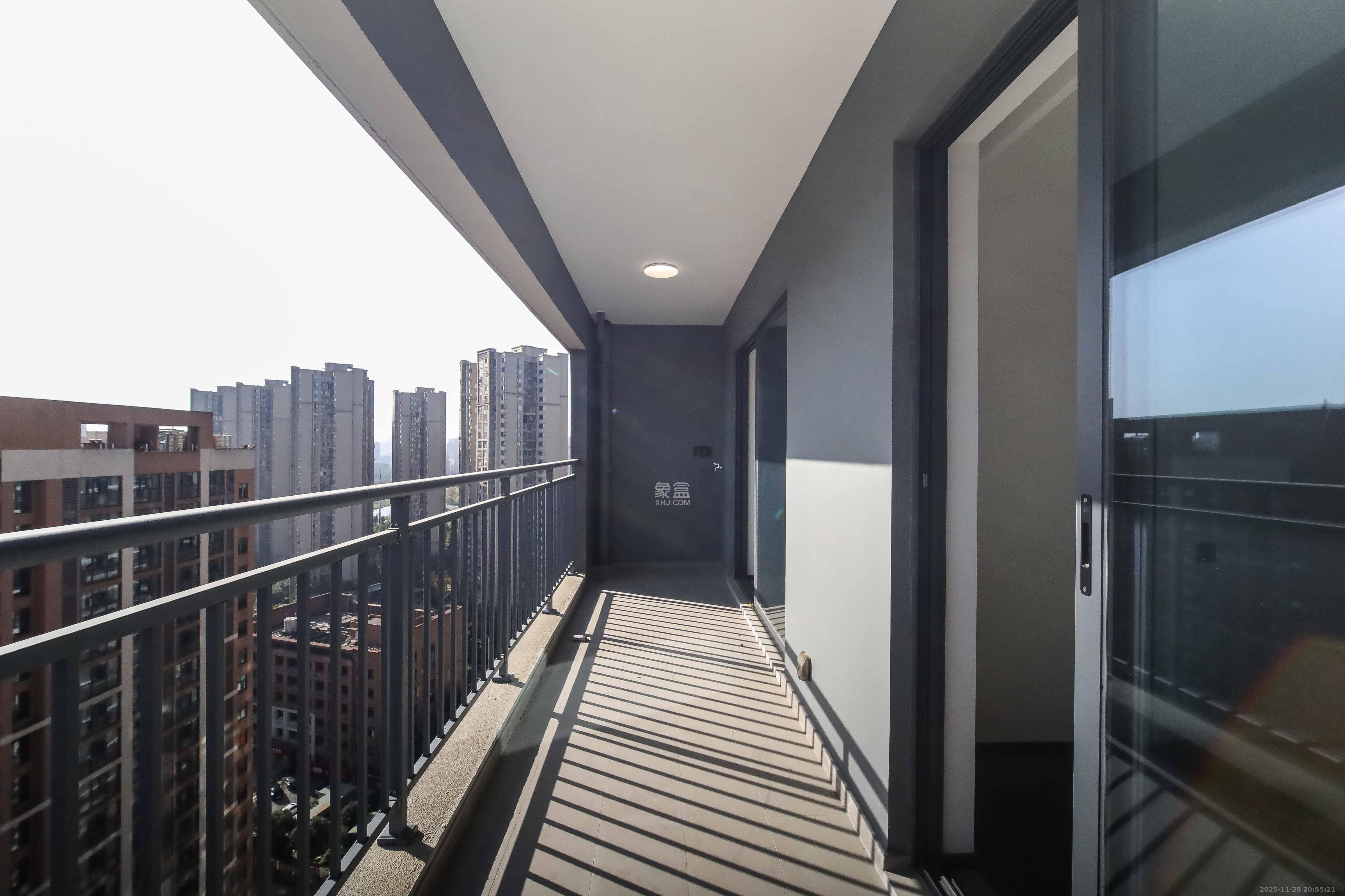 德奥上河城章 3室2厅2卫 150.0万 德奥上河城章 3室2厅2卫 150.0万阳台