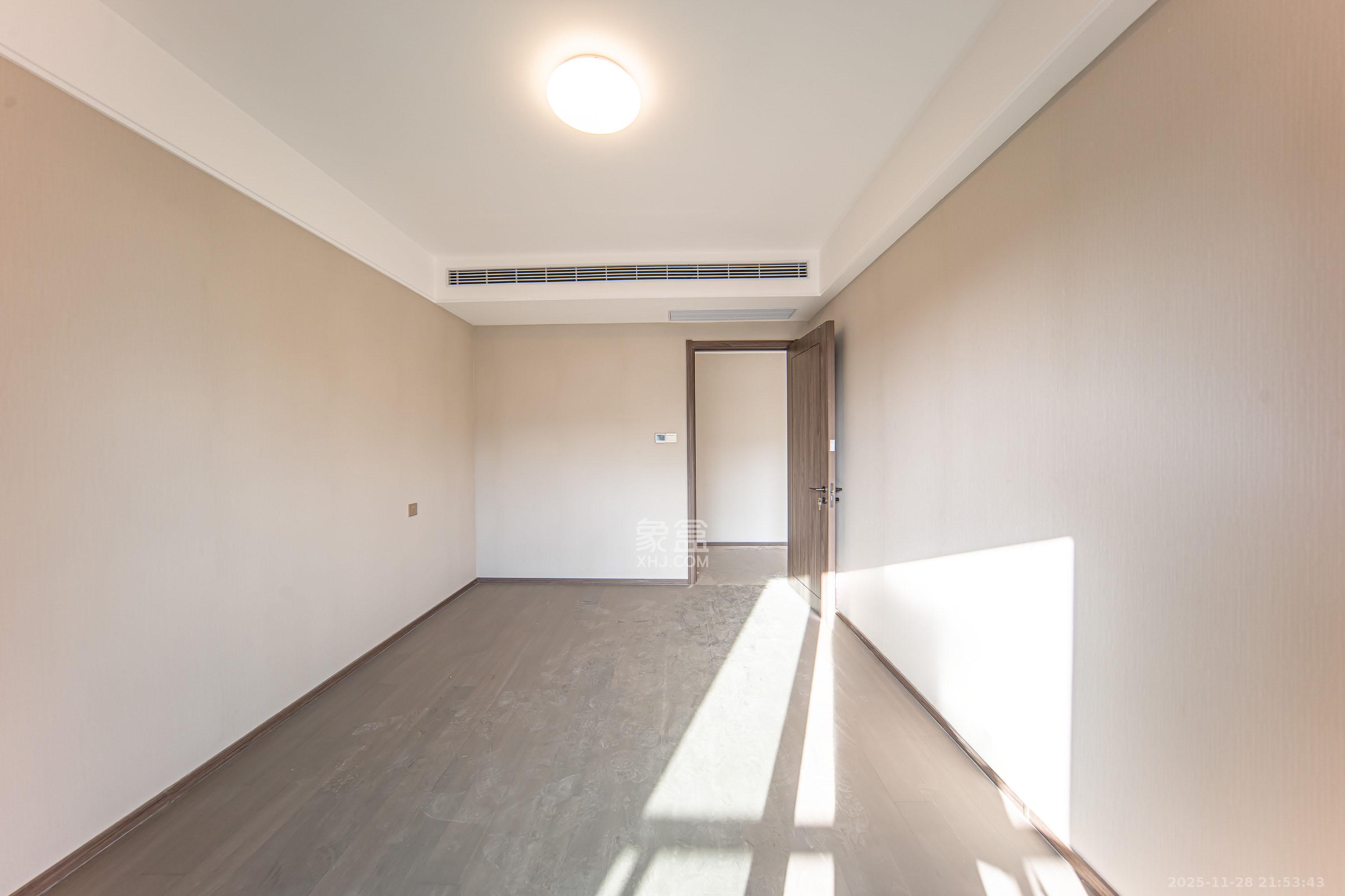 龙湖江与城  4室2厅2卫    159.0万卧室