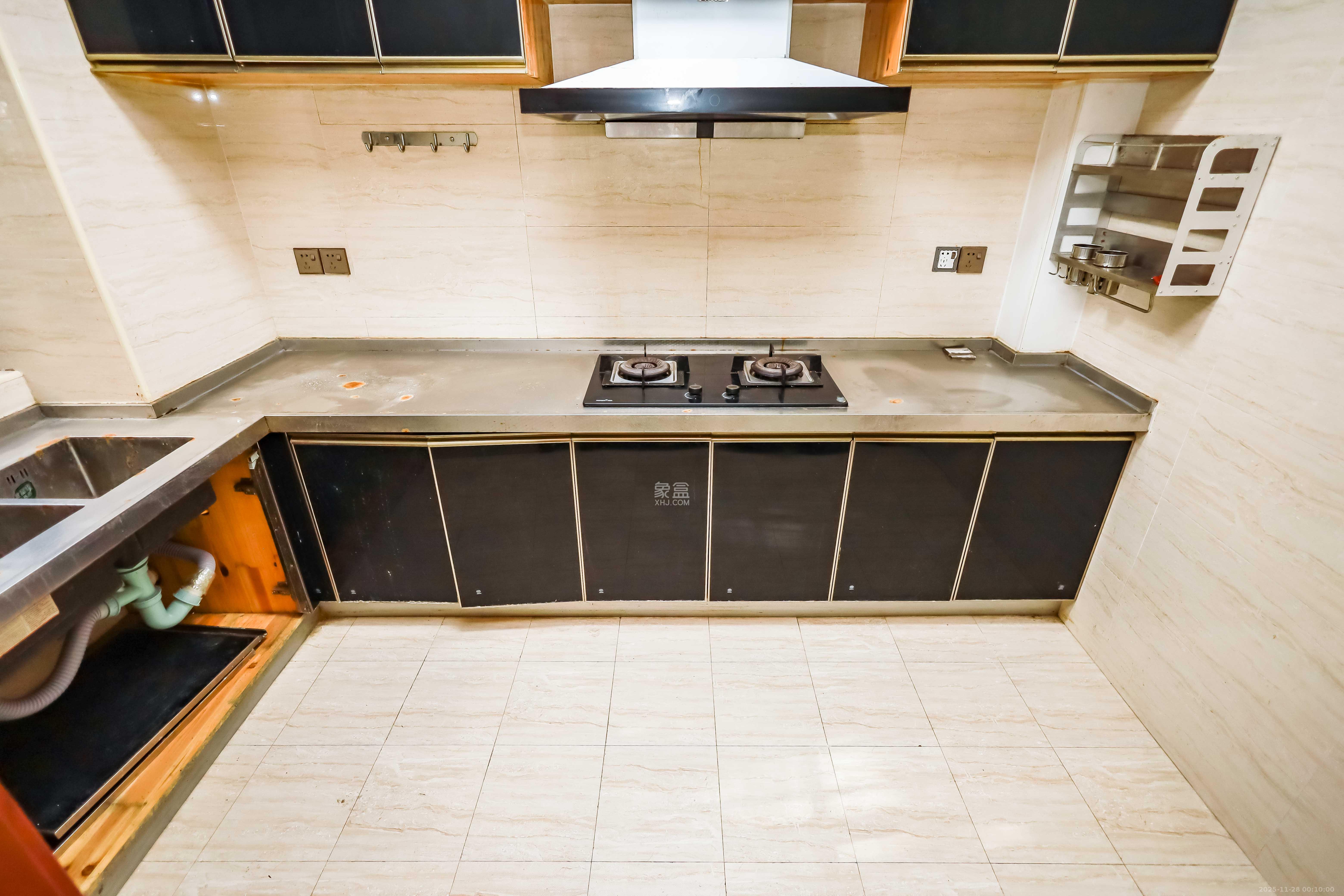 天麓尚层  5室2厅2卫    86.0万厨房