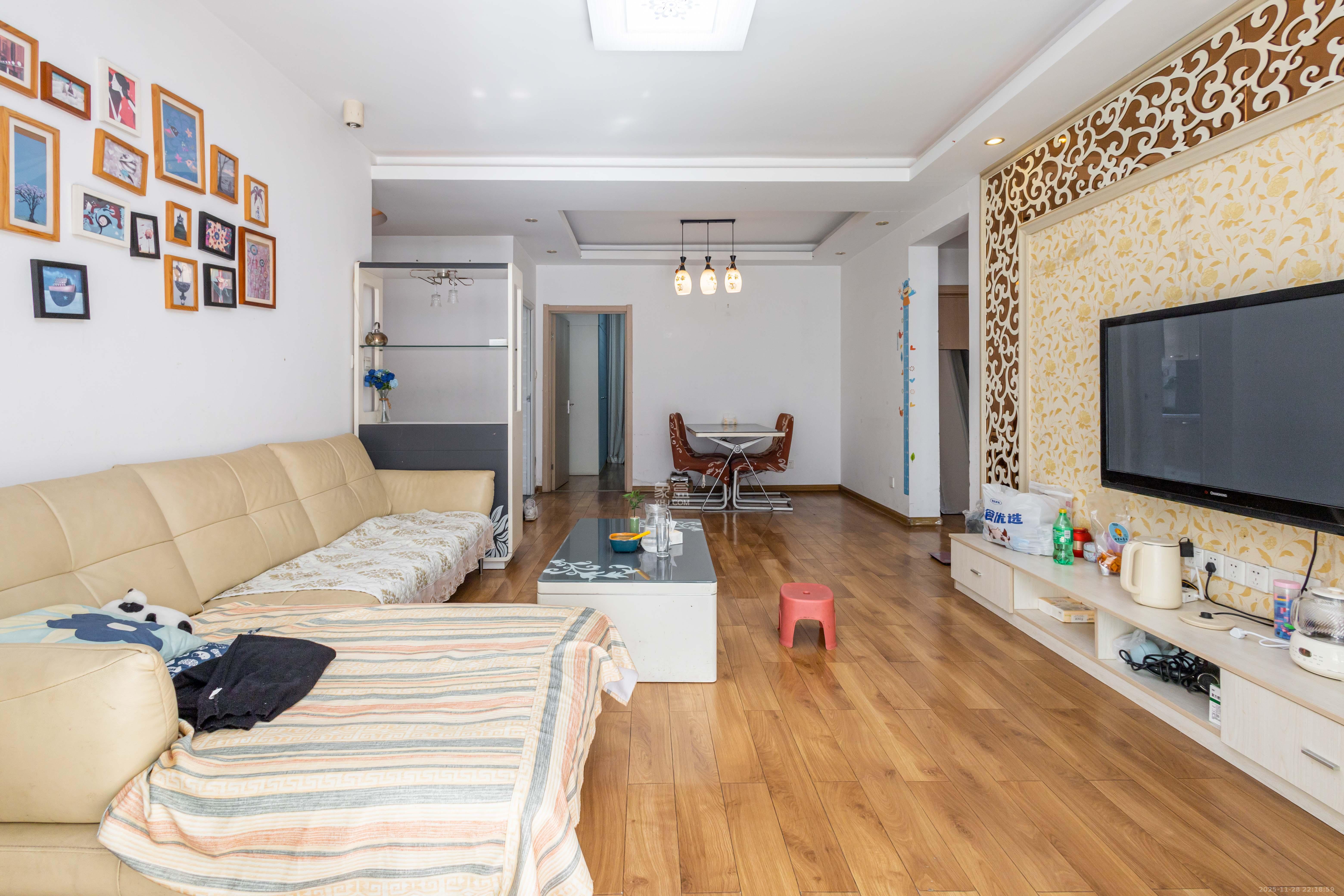 东业苹果社区 3室2厅2卫 62.0万 东业苹果社区 3室2厅2卫 62.0万客厅