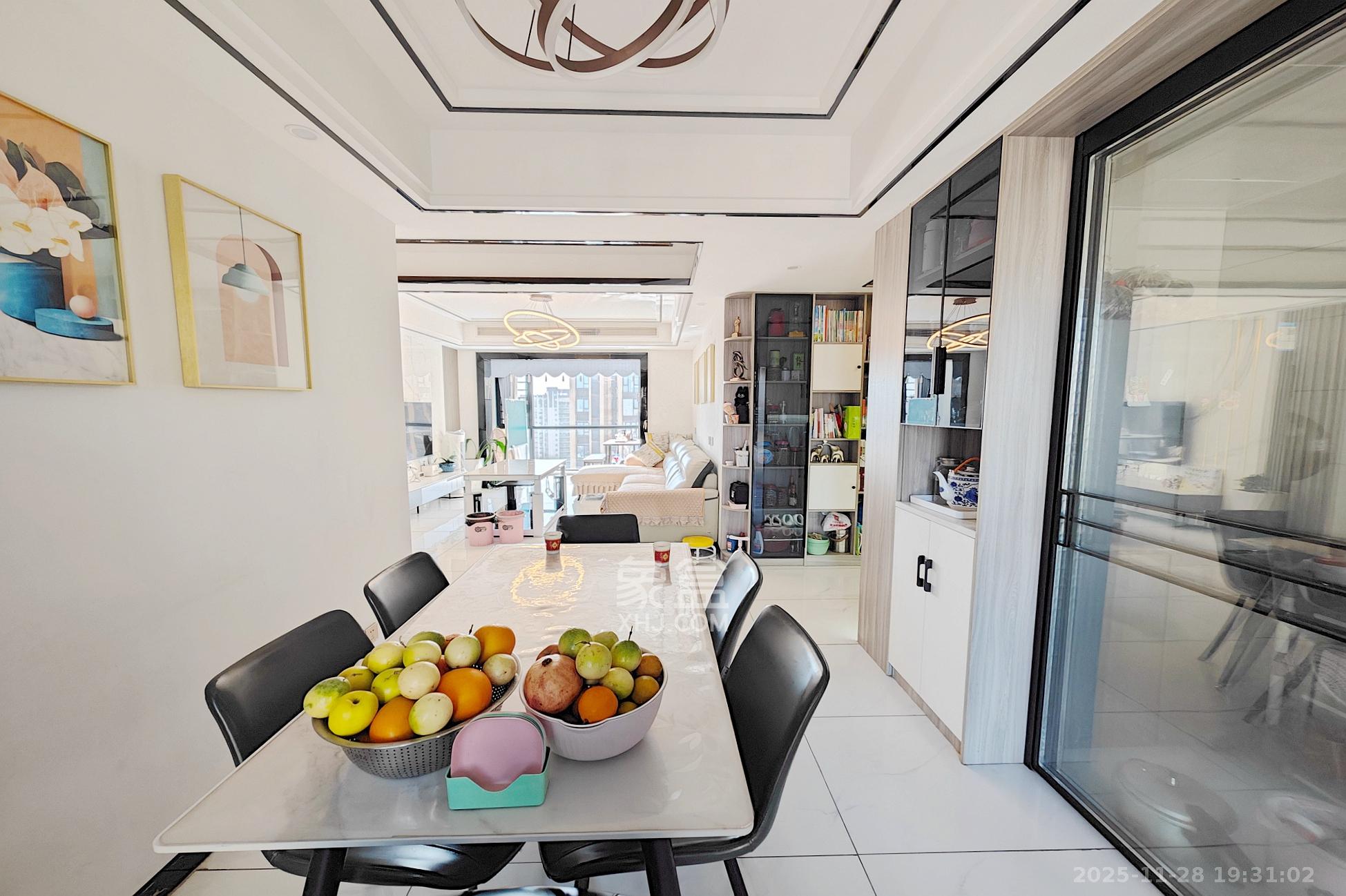 新城新世界四期柏樾  4室2厅2卫    163.8万客厅