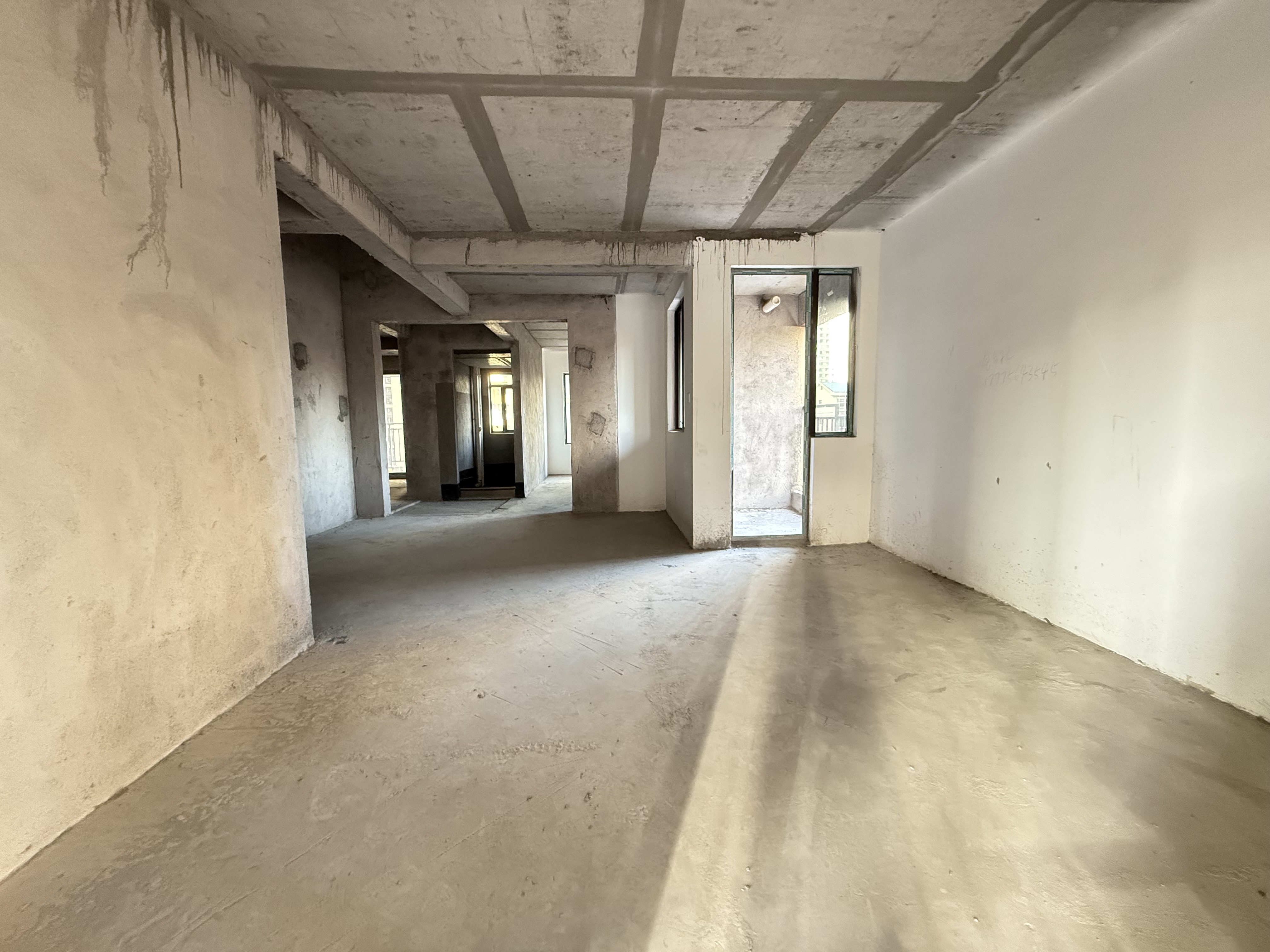 融冠蜜城  4室2厅2卫    80.0万客厅