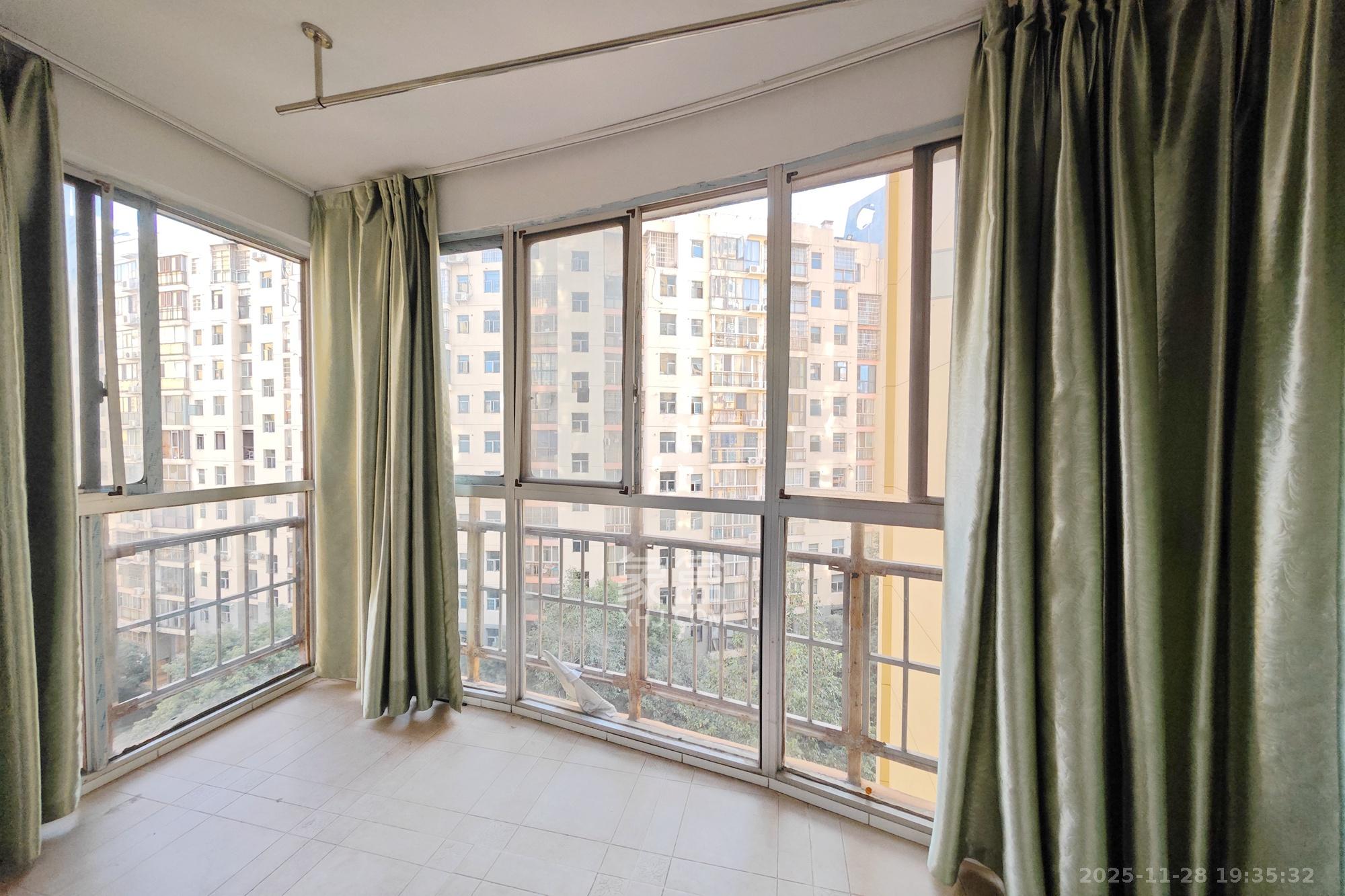 书香名邸 3室2厅2卫 98.0万 书香名邸 3室2厅2卫 98.0万阳台