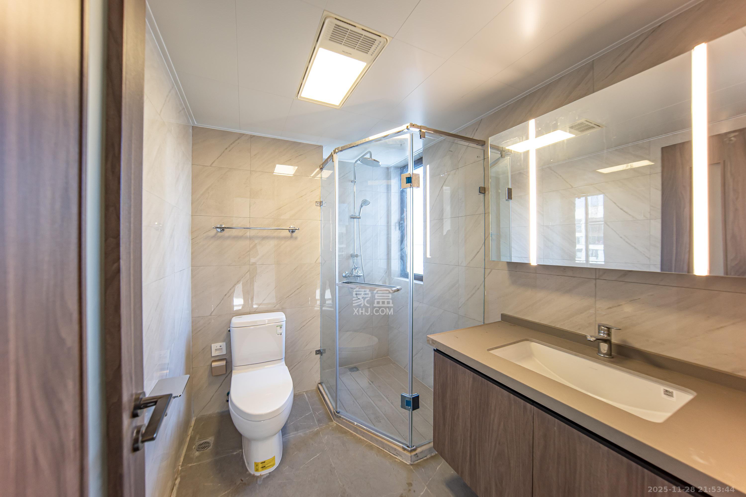 龙湖江与城  4室2厅2卫    159.0万卫生间