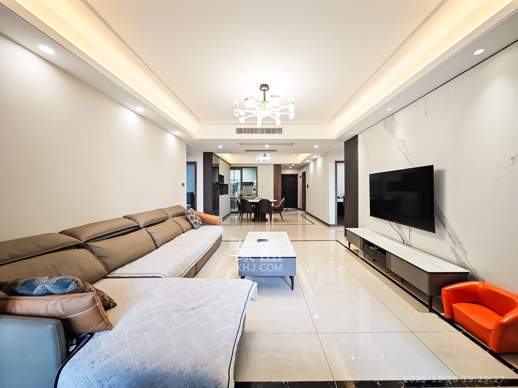 中欣楚天御府E区  4室2厅2卫    218.0万客厅