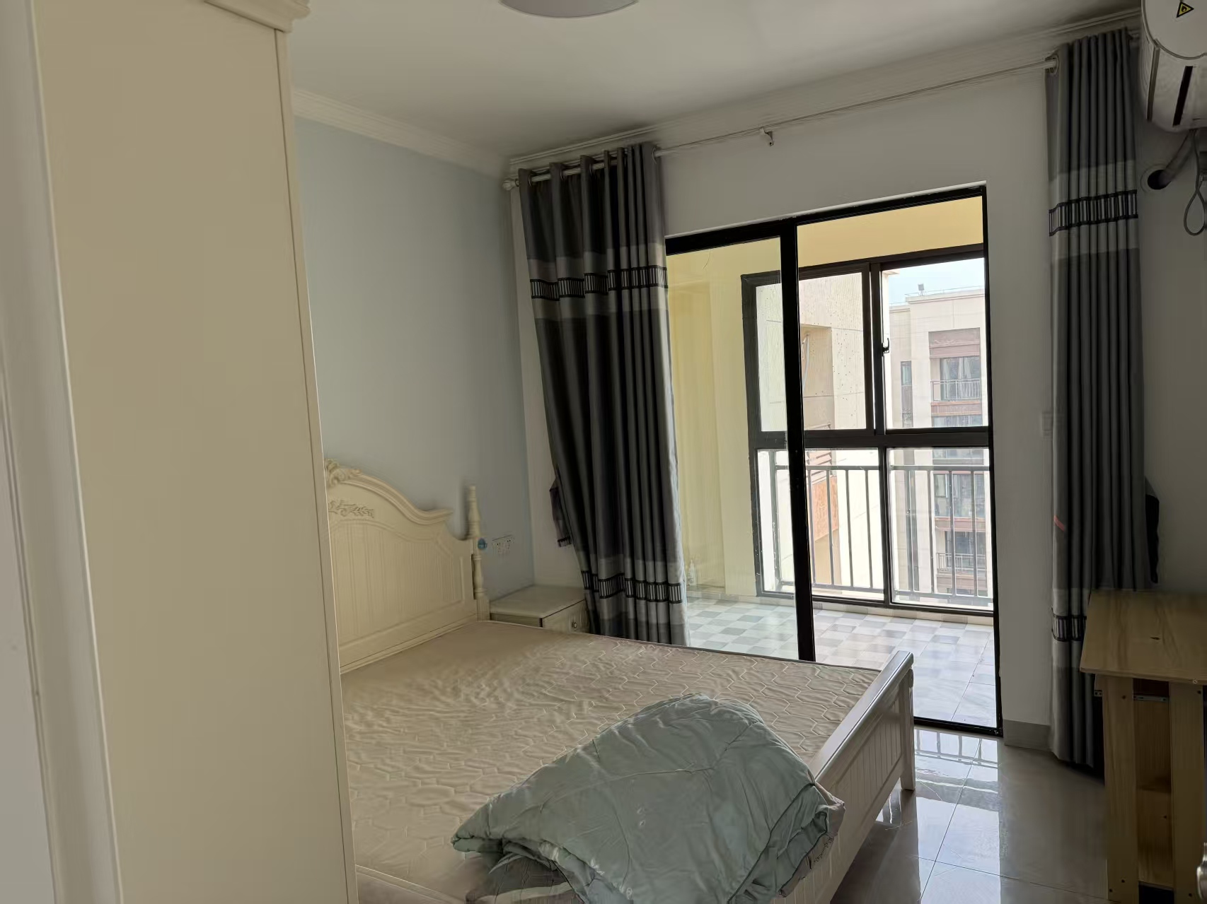 绿地城逸园 4室2厅2卫 2600.0元/月 绿地城逸园 4室2厅2卫 2600.0元/月室内图