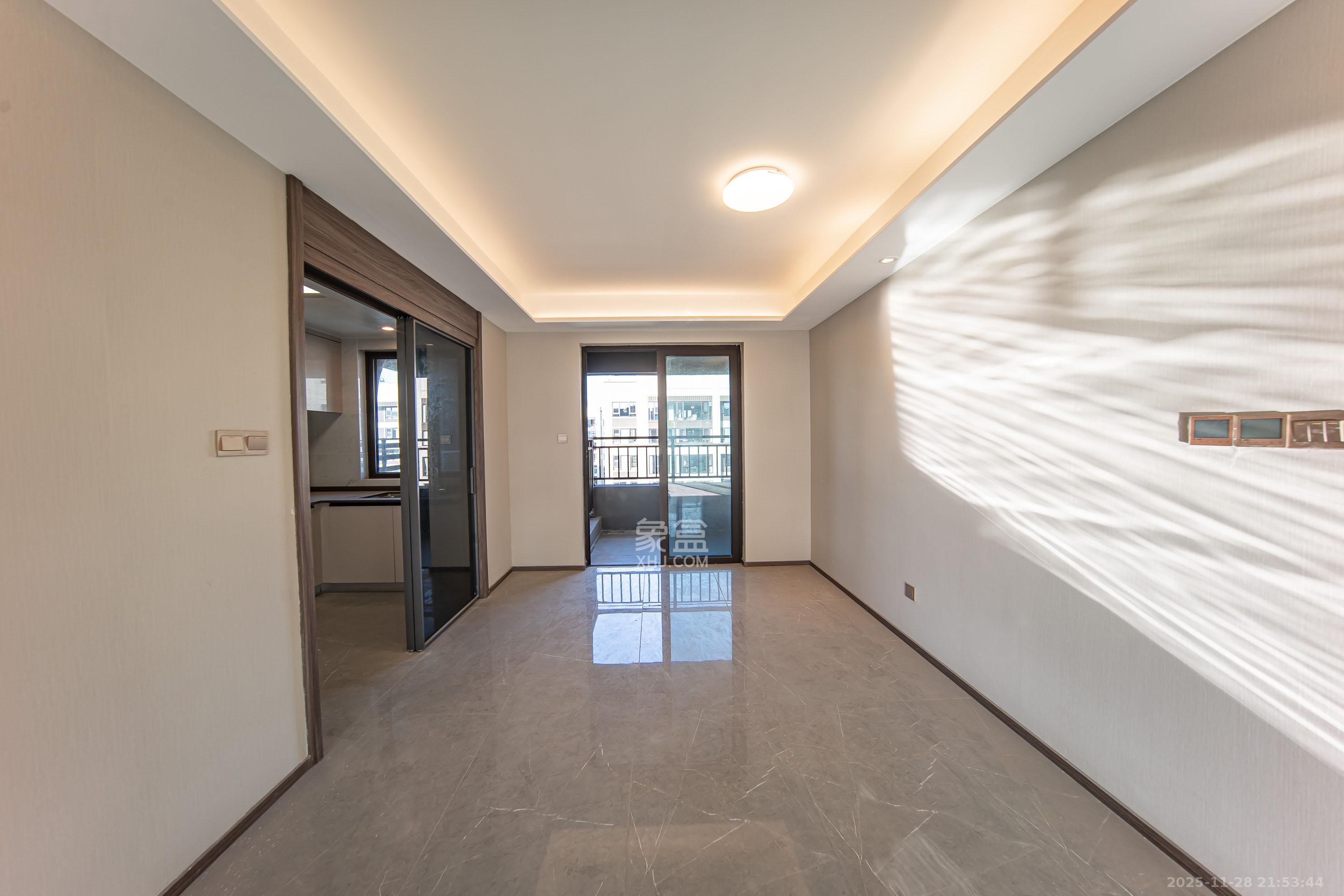 龙湖江与城  4室2厅2卫    159.0万客厅