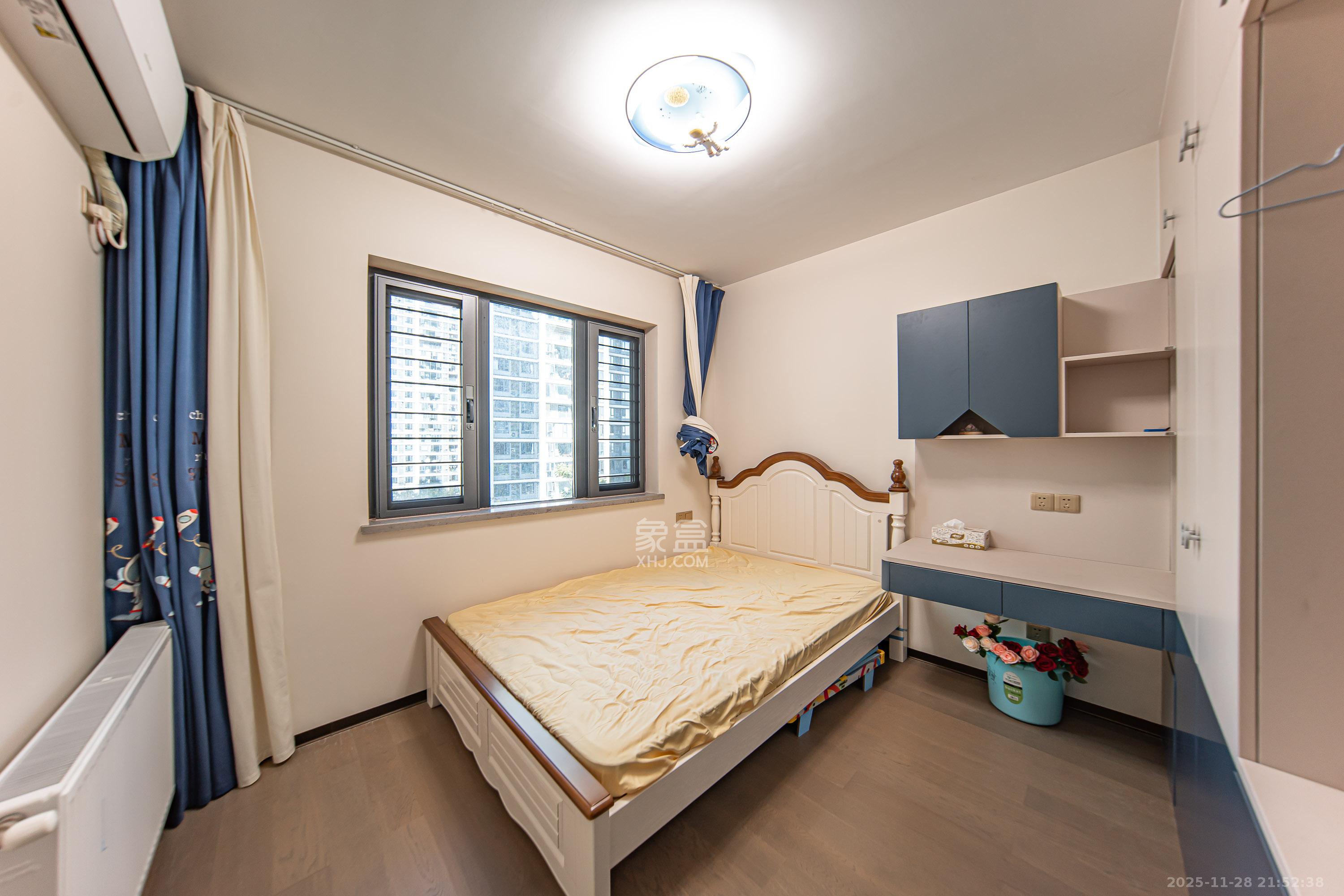 中海阅麓山一期  4室2厅2卫    228.0万卧室