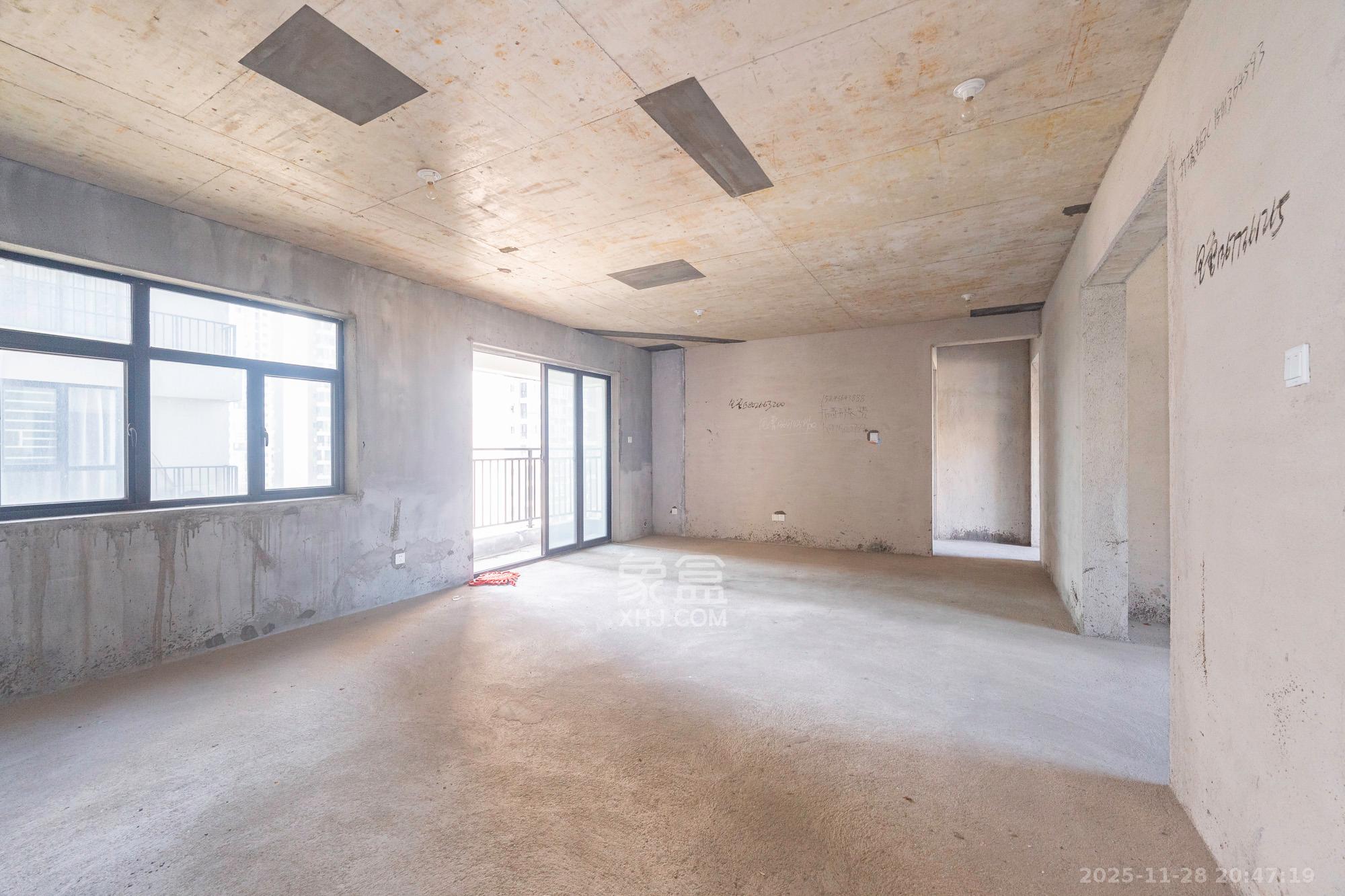 盛地东方芯府  4室2厅2卫    65.0万客厅