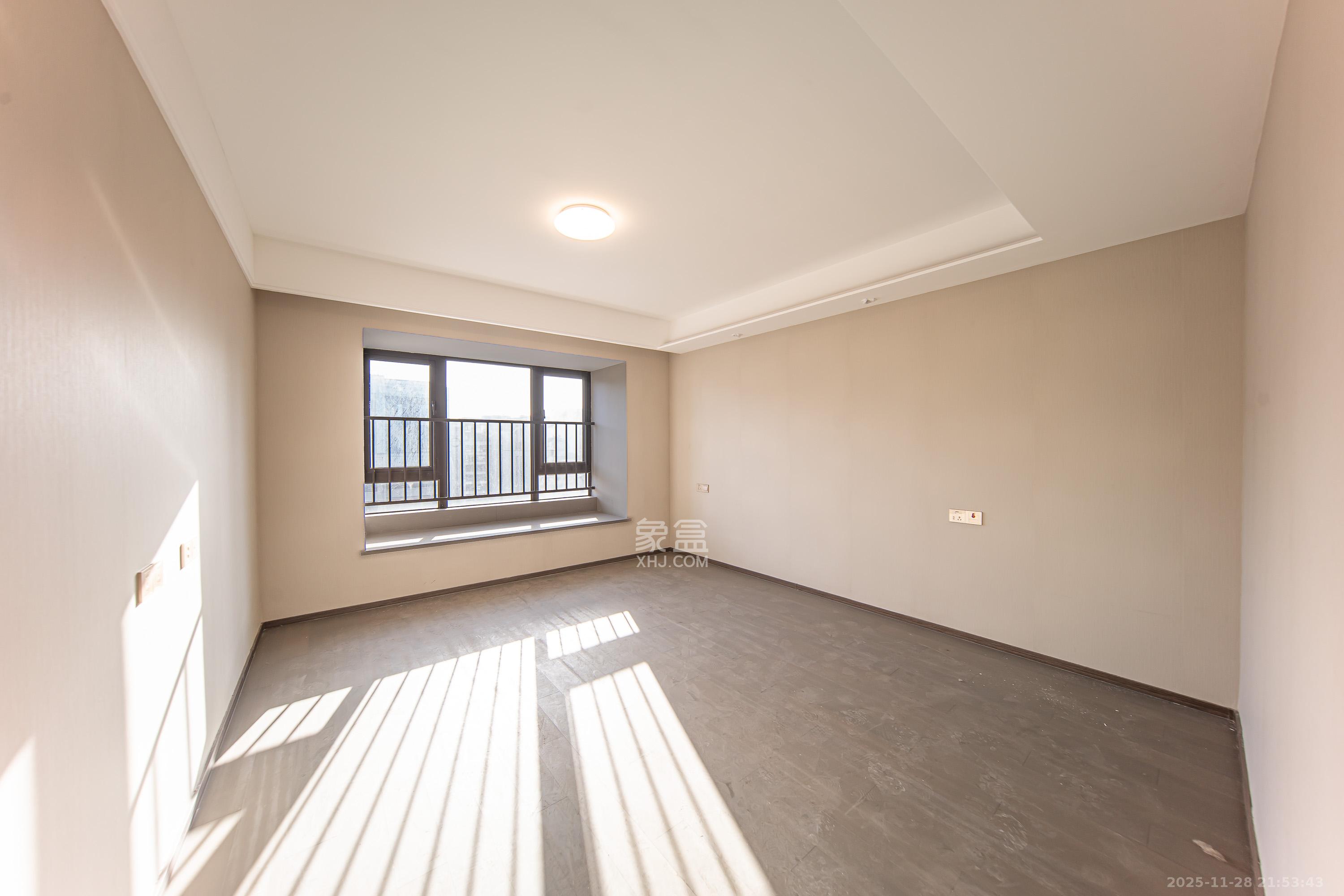 龙湖江与城  4室2厅2卫    159.0万卧室