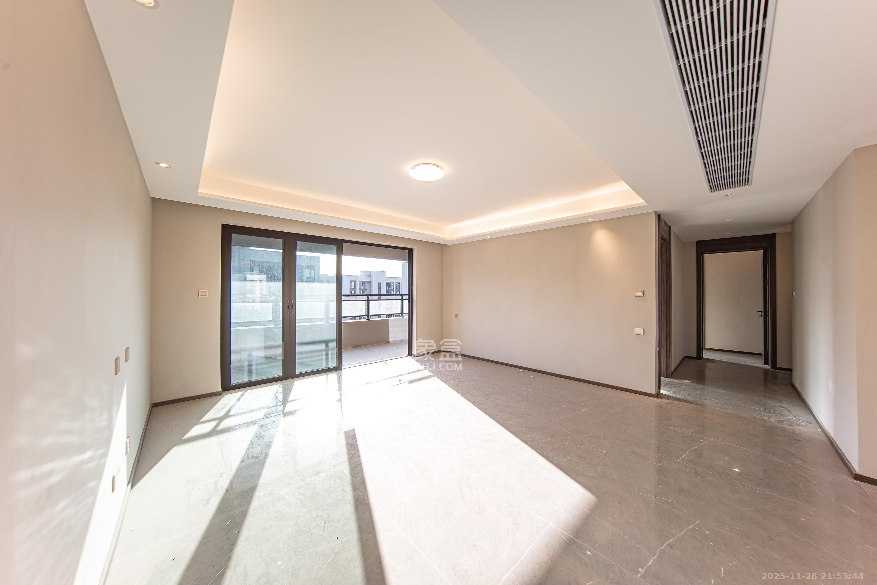 龙湖江与城  4室2厅2卫    159.0万客厅