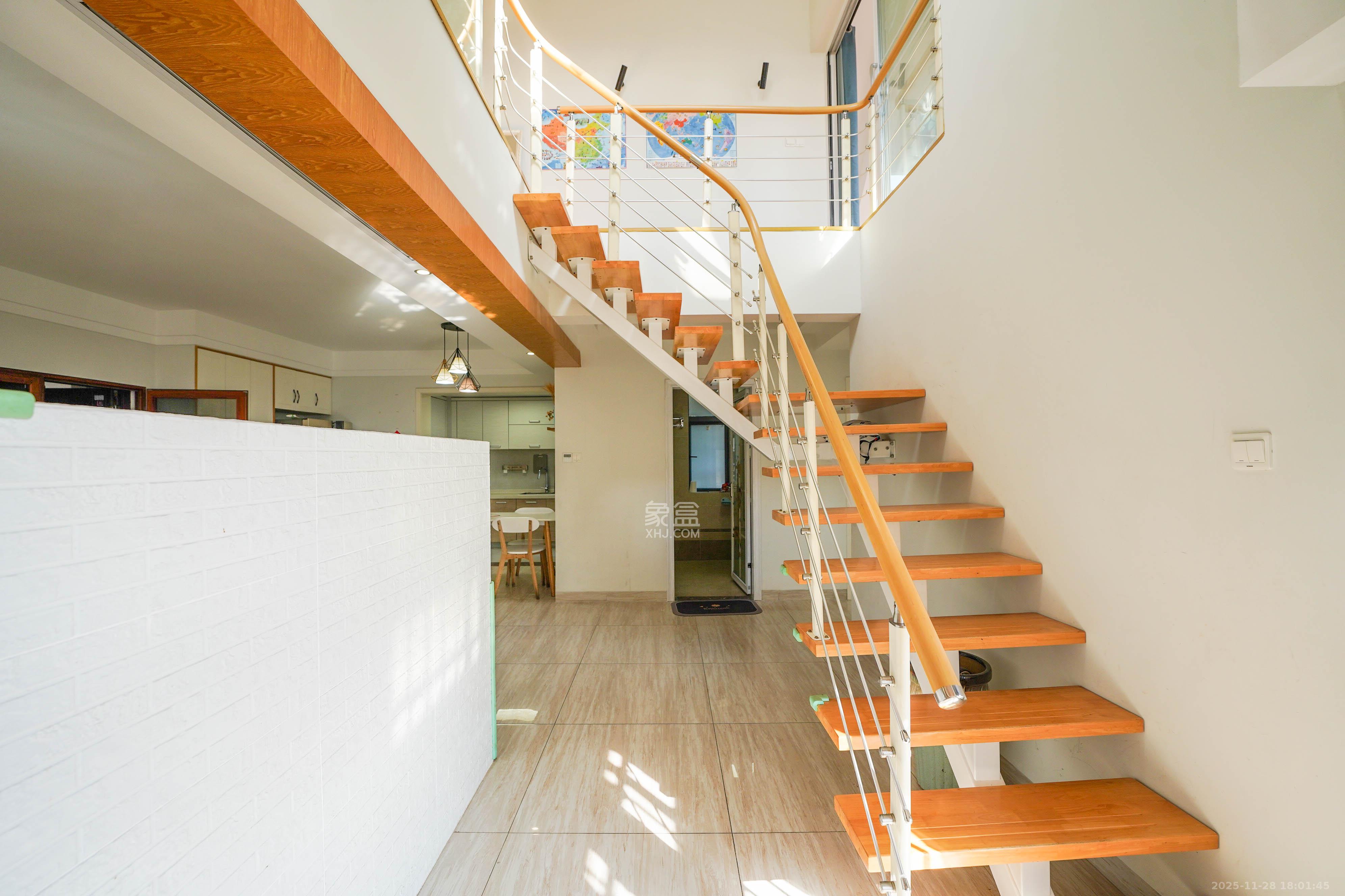 五矿格澜郡 5室2厅2卫 105.0万 五矿格澜郡 5室2厅2卫 105.0万客厅