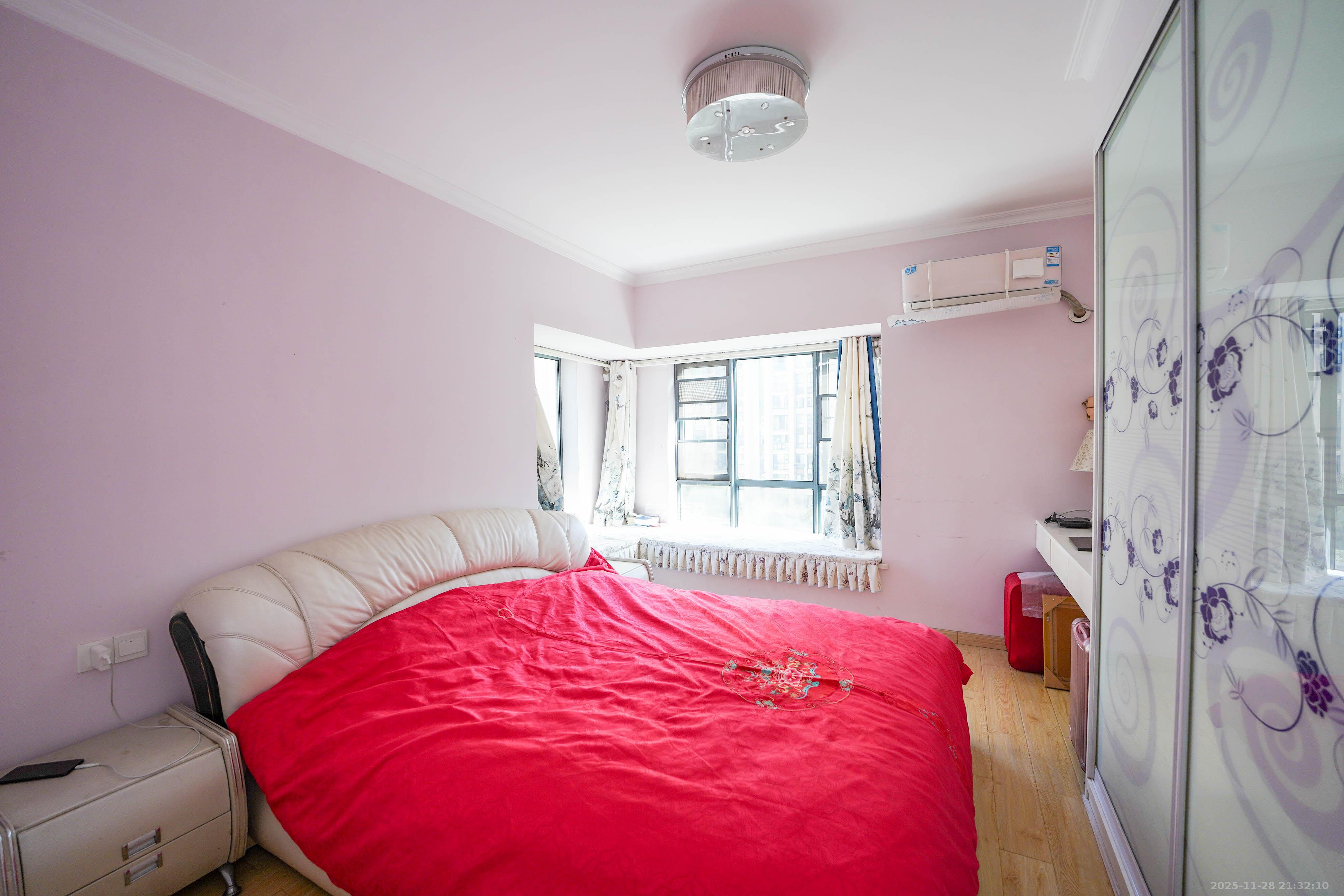 五矿紫湖香醍  4室2厅2卫    75.0万卧室