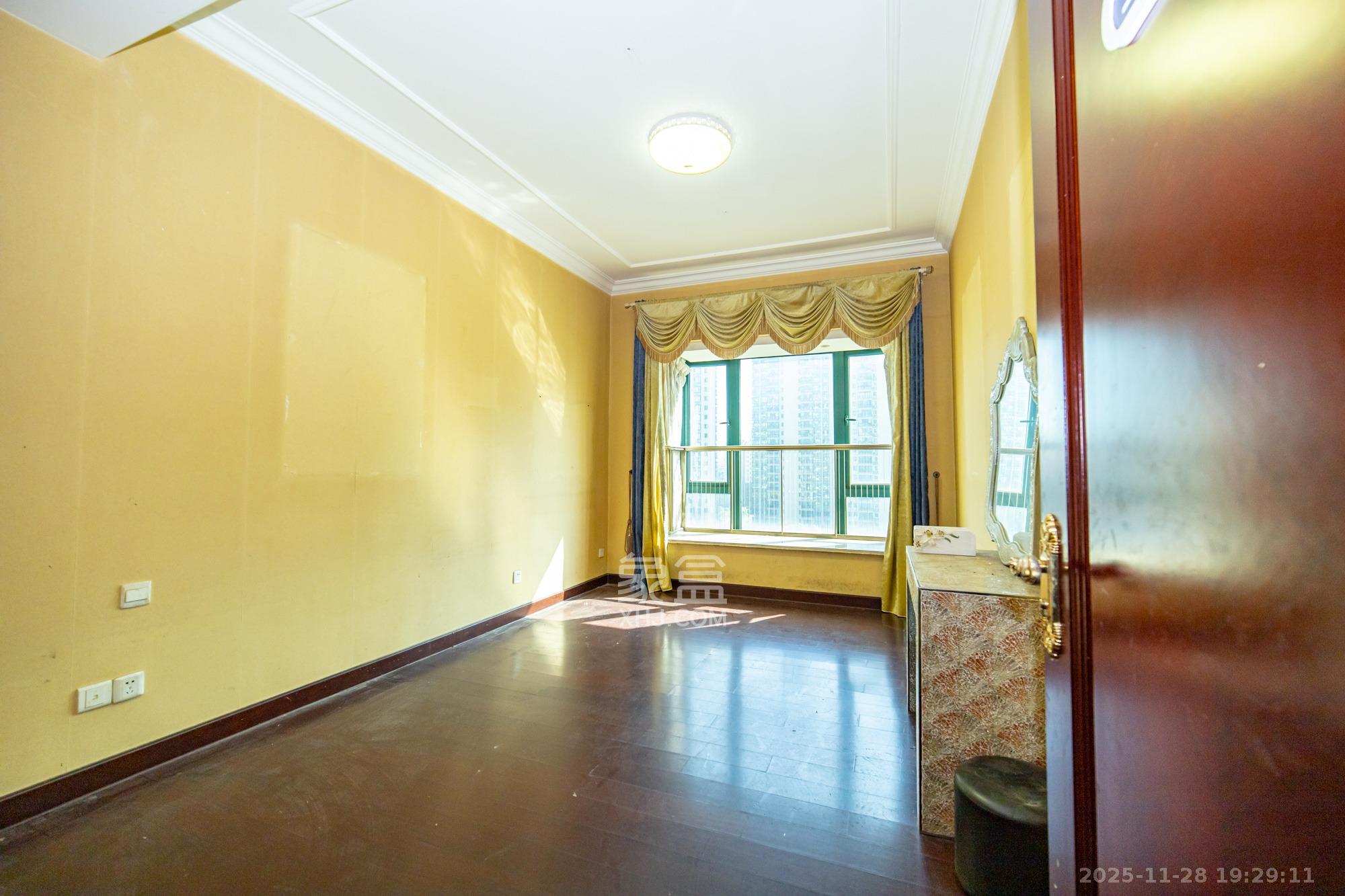 恒大雅苑 5室2厅3卫 245.0万 恒大雅苑 5室2厅3卫 245.0万卧室