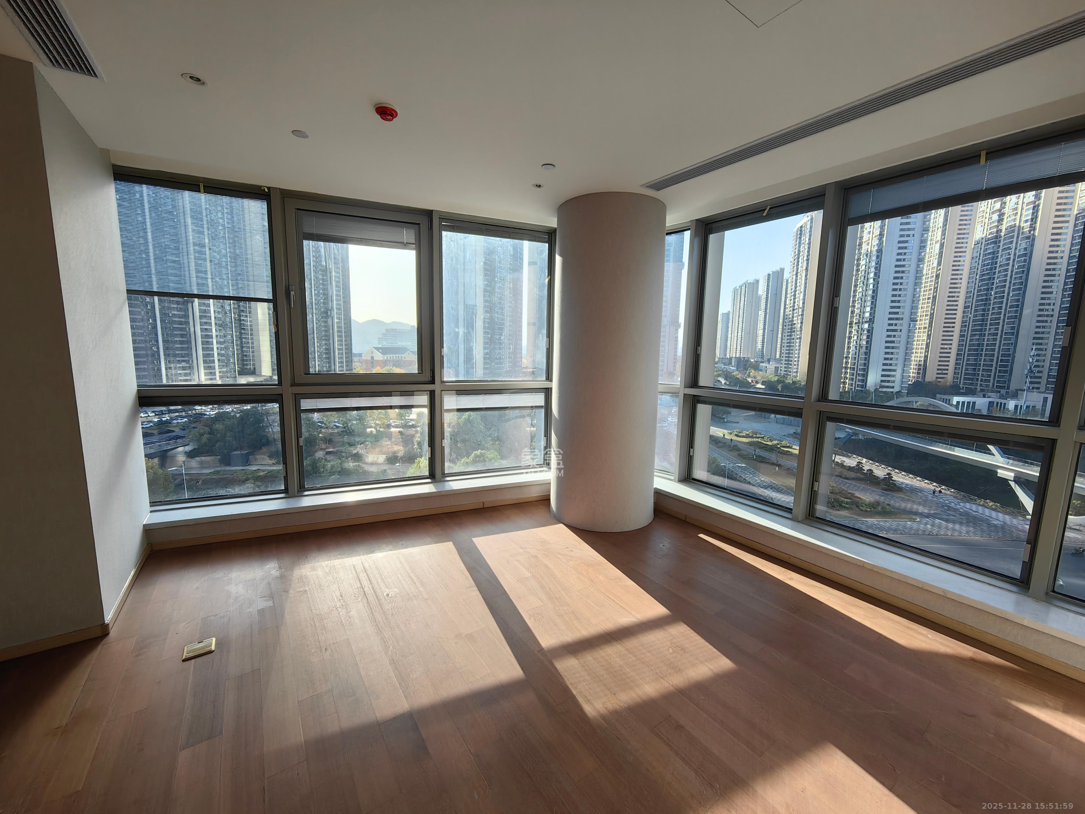 正荣梅溪紫阙台  4室2厅3卫    8500.0元/月室内图