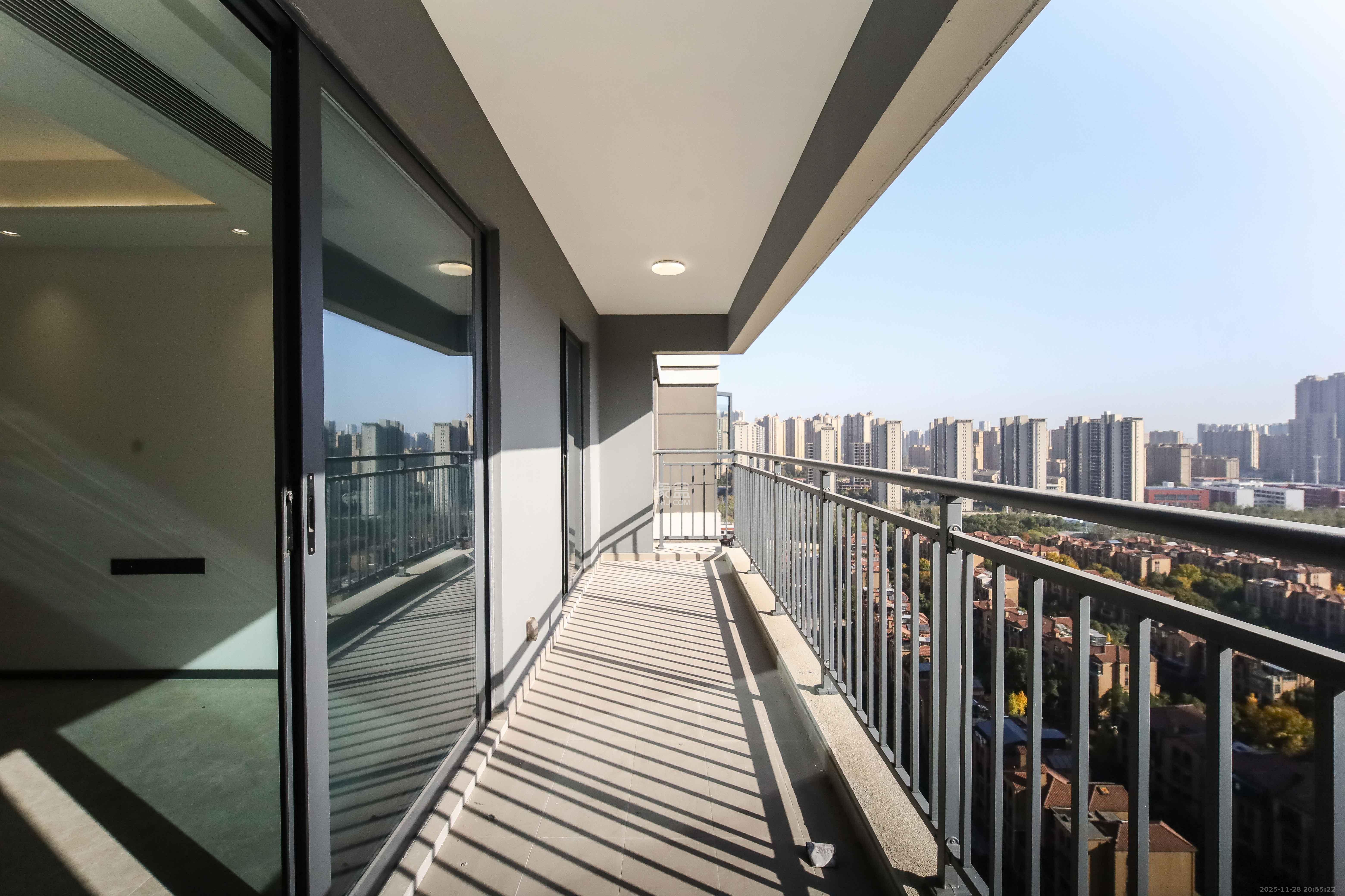 德奥上河城章 3室2厅2卫 150.0万 德奥上河城章 3室2厅2卫 150.0万阳台