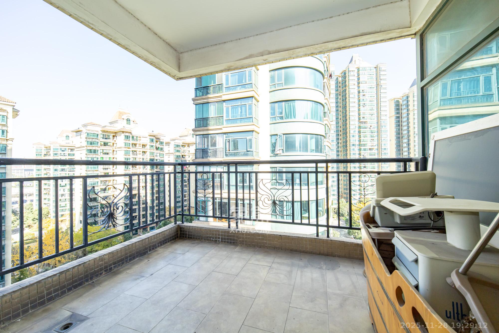 恒大雅苑  5室2厅3卫    245.0万阳台