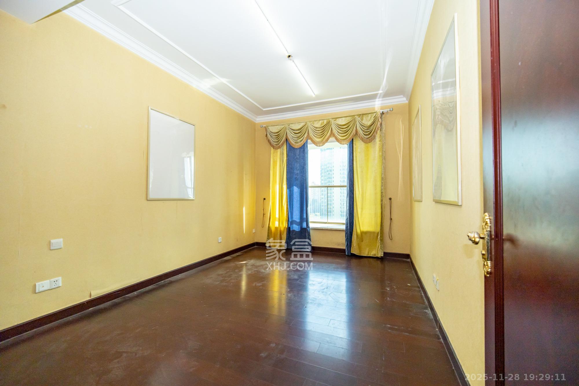 恒大雅苑 5室2厅3卫 245.0万 恒大雅苑 5室2厅3卫 245.0万卧室