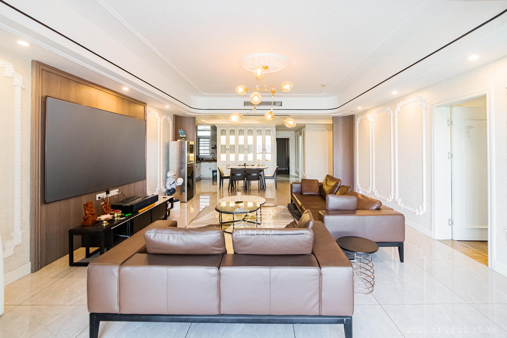 北辰定江洋  3室2厅2卫    398.0万客厅