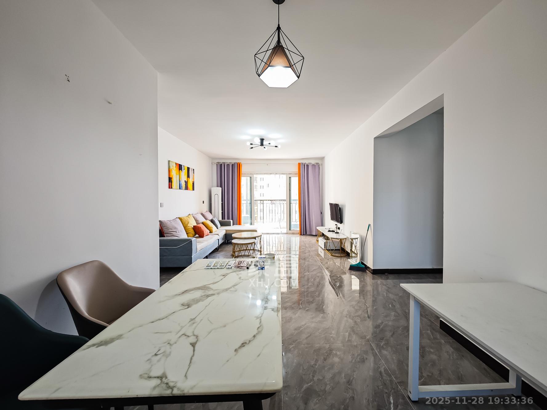 福晟钱隆国际(晟冉景苑) 4室2厅2卫 118.0万 福晟钱隆国际(晟冉景苑) 4室2厅2卫 118.0万客厅