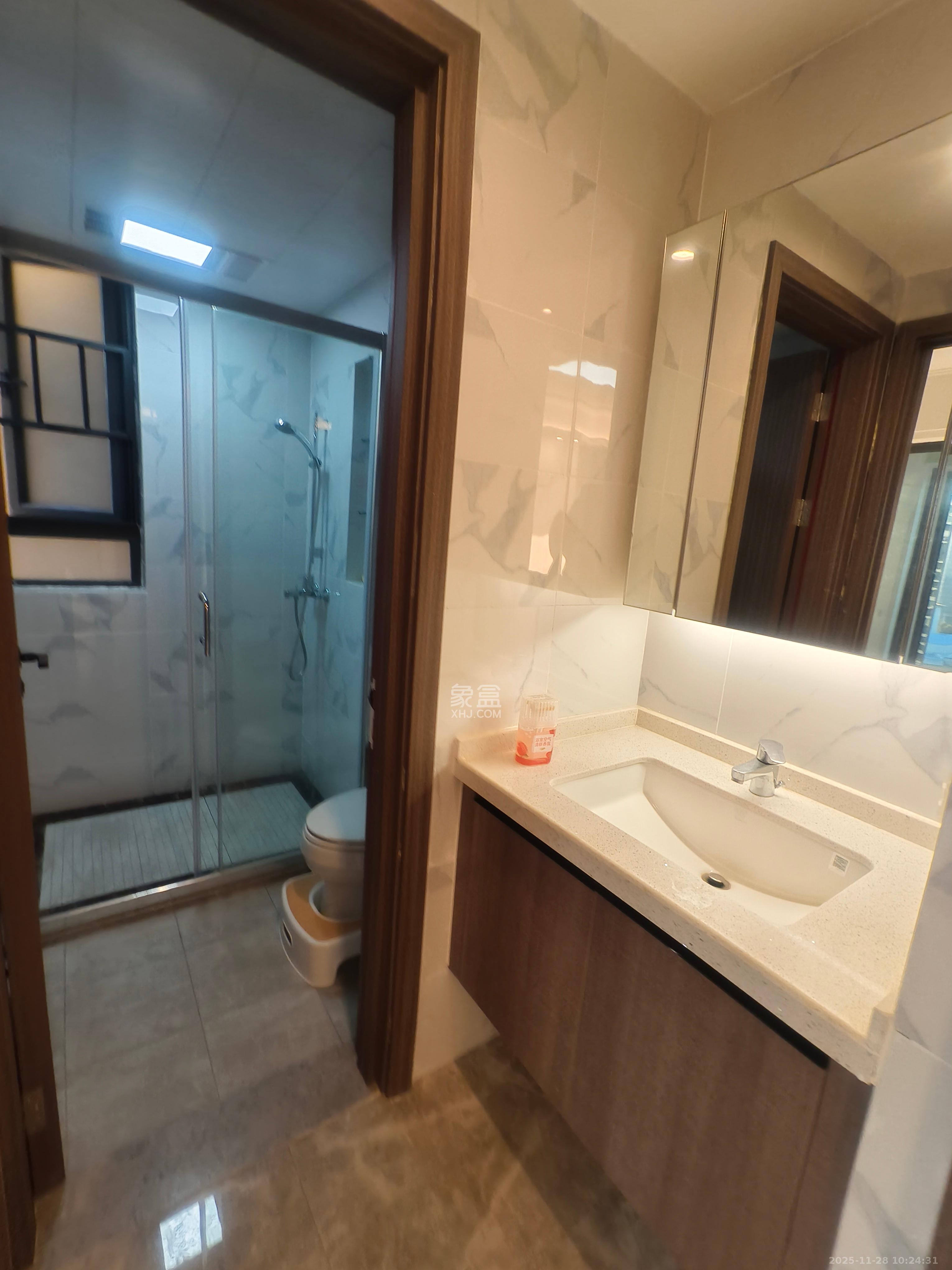 绿地V岛  3室2厅2卫    4000.0元/月室内图