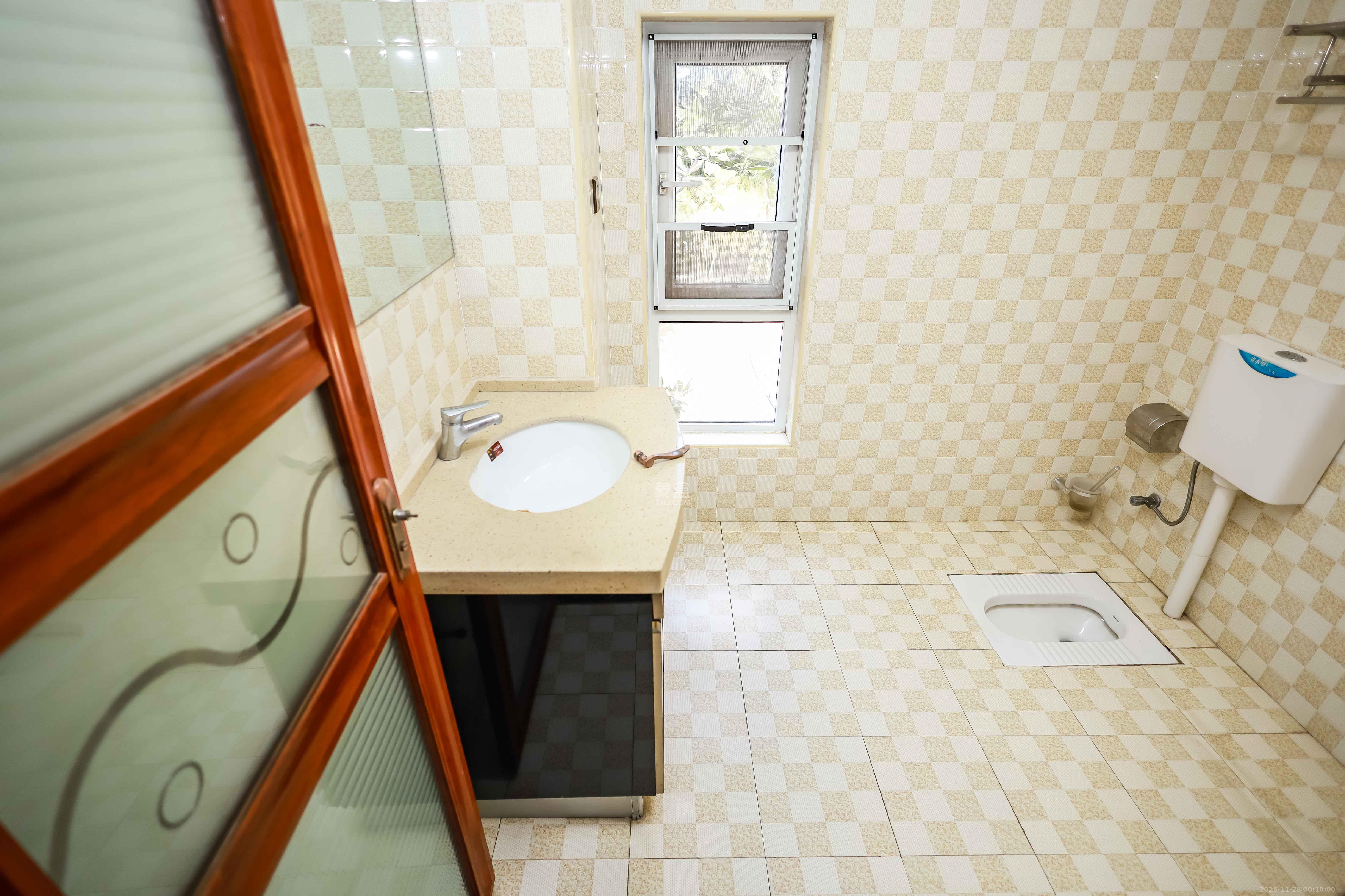 天麓尚层  5室2厅2卫    86.0万卫生间