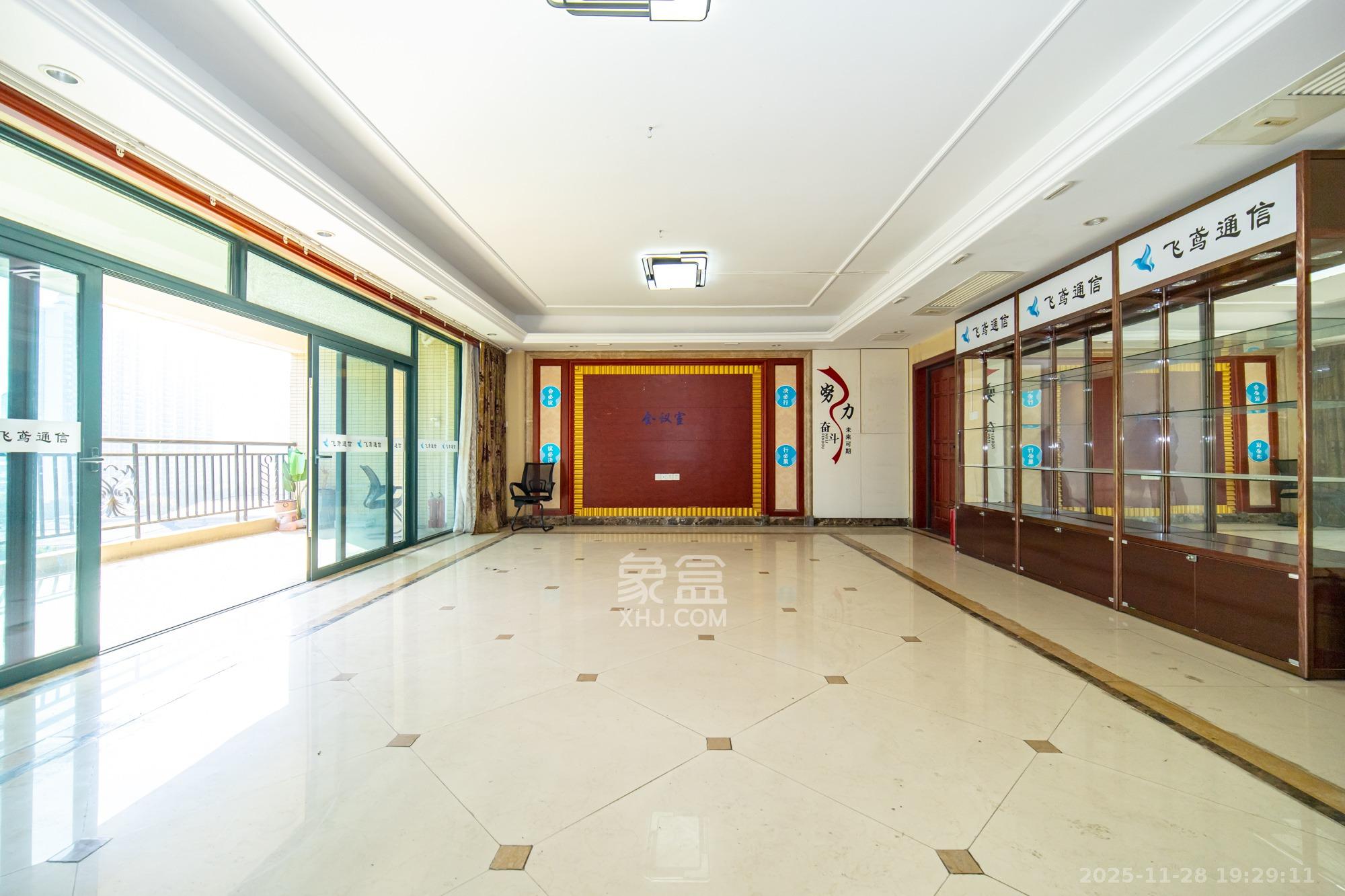 恒大雅苑  5室2厅3卫    245.0万客厅