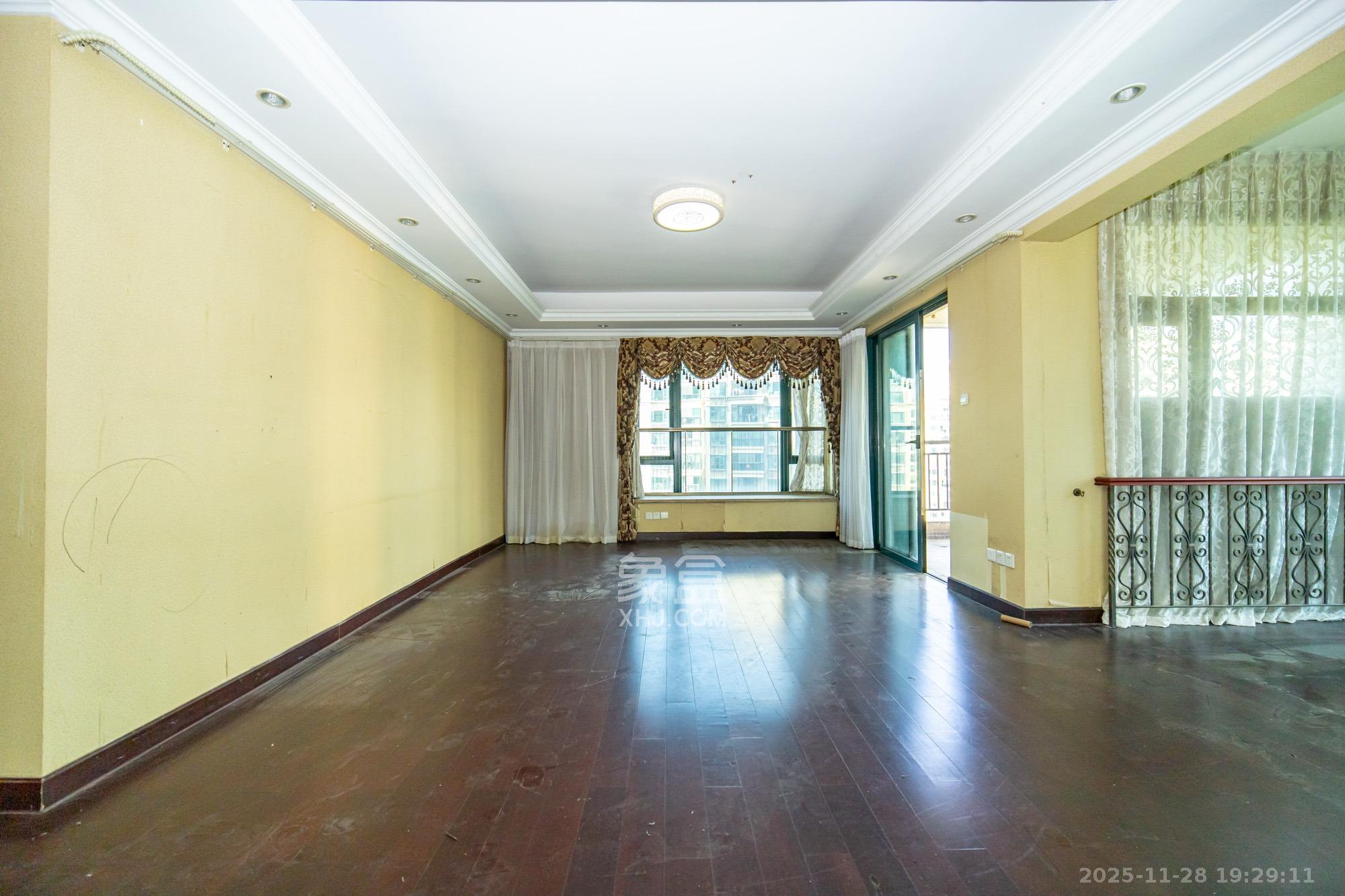 恒大雅苑  5室2厅3卫    245.0万卧室