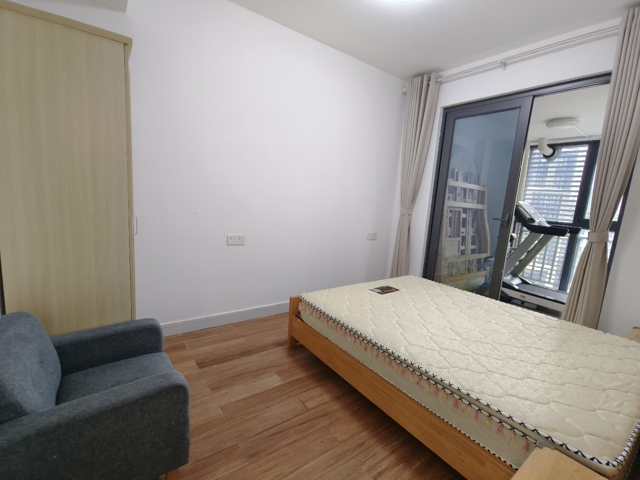 海航豪庭南苑  3室2厅2卫    268.0万客厅