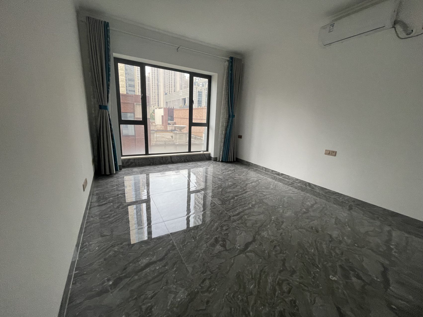 海航豪庭北苑  3室2厅2卫    4500.0元/月室内图