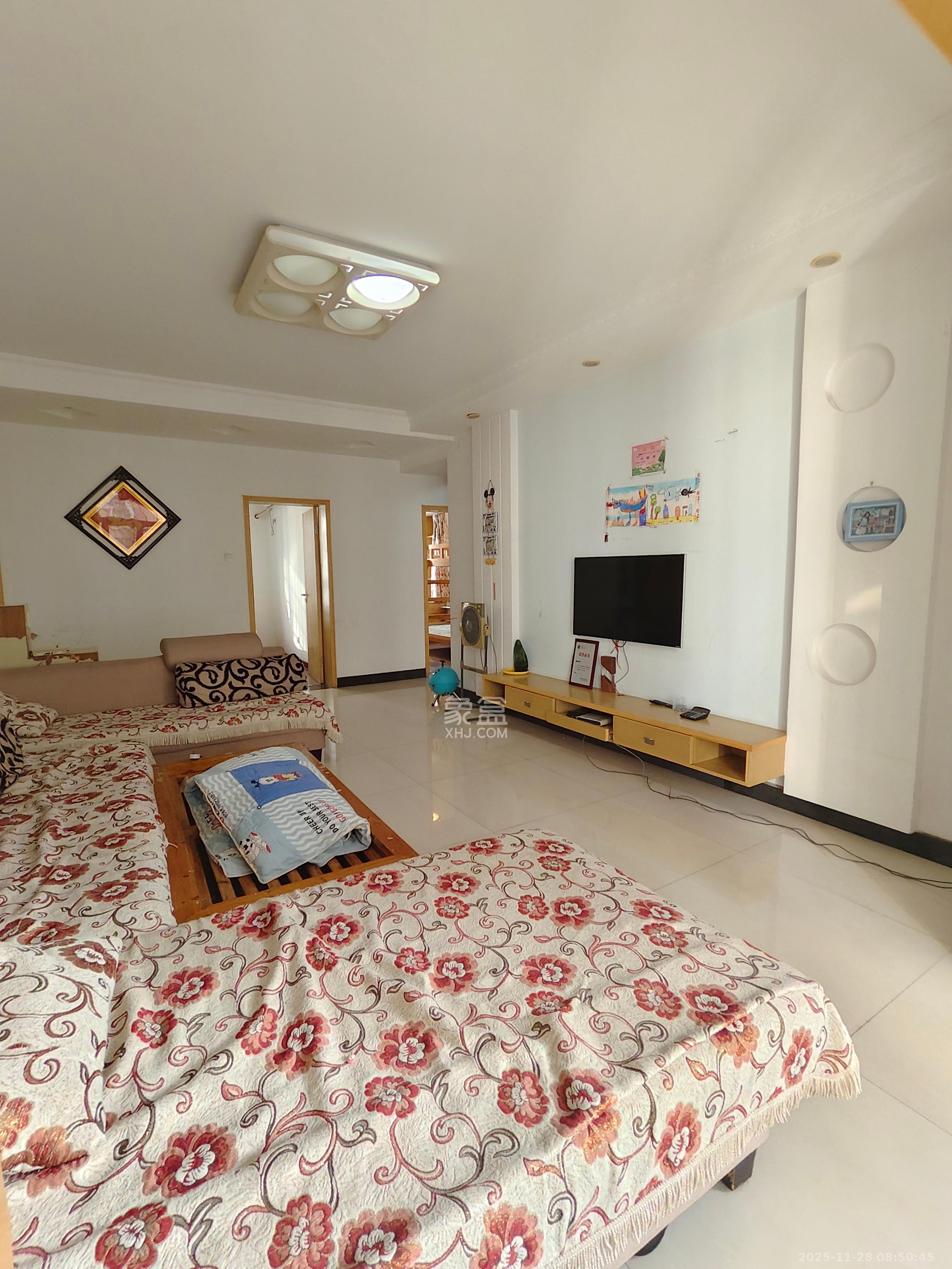 圣力华苑  3室2厅2卫    1800.0元/月室内图1